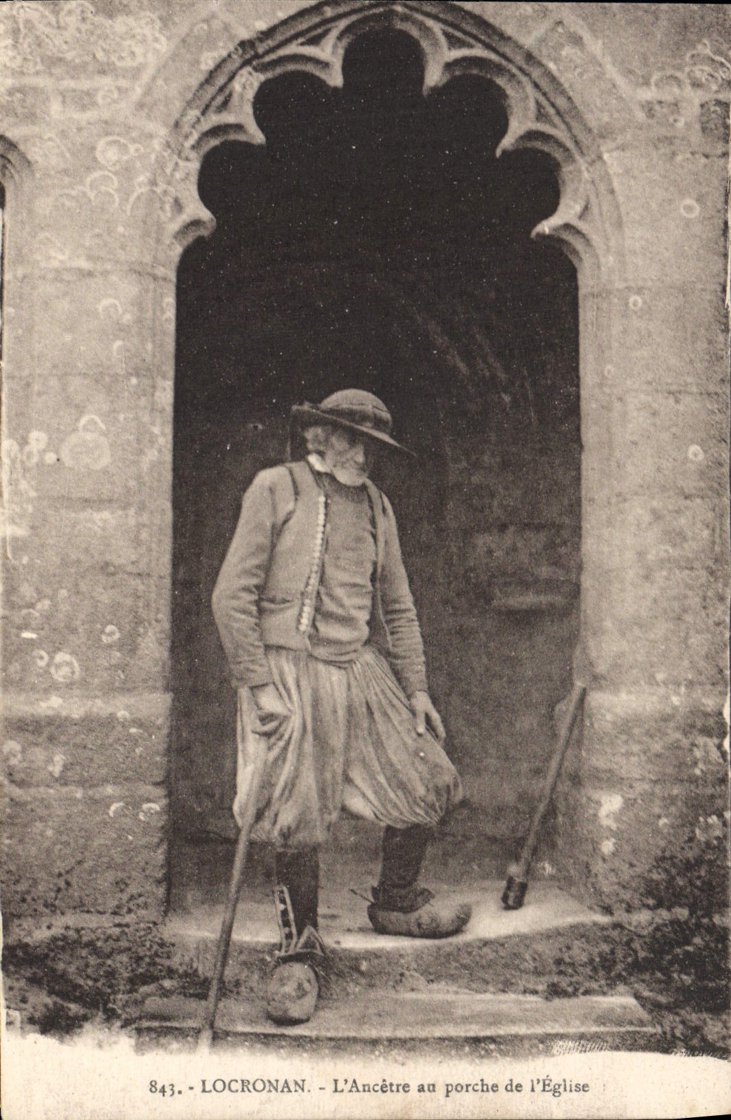 CPA Locronan L'Ancetre Au Porche De I'Eglise