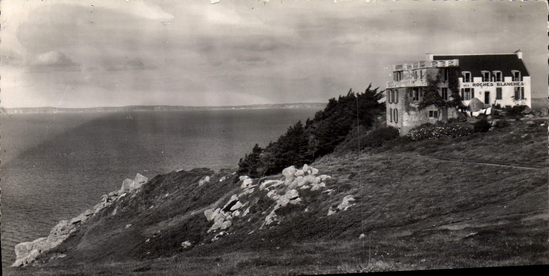 CPSM Treboul Par Douarnenez L'Hotel Des Roches Blanches Dans Un Site