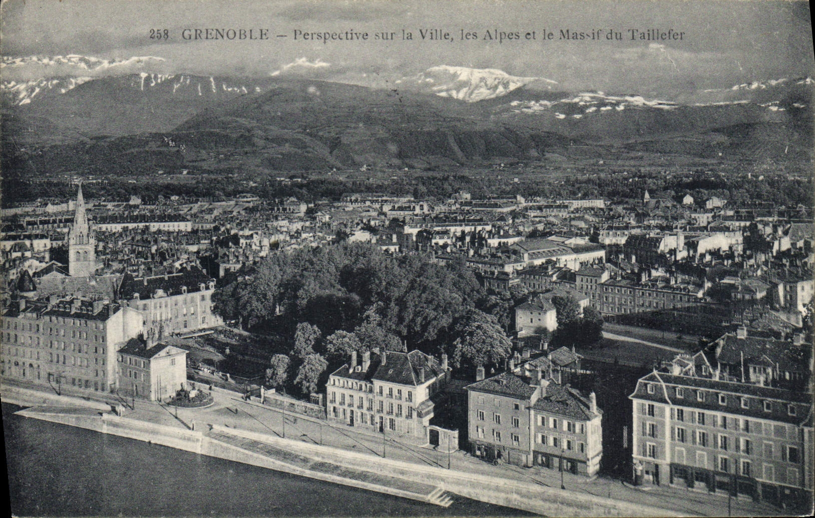 Grenoble — Perspective sur la Ville, les Alpes et le Massif du Taillefer