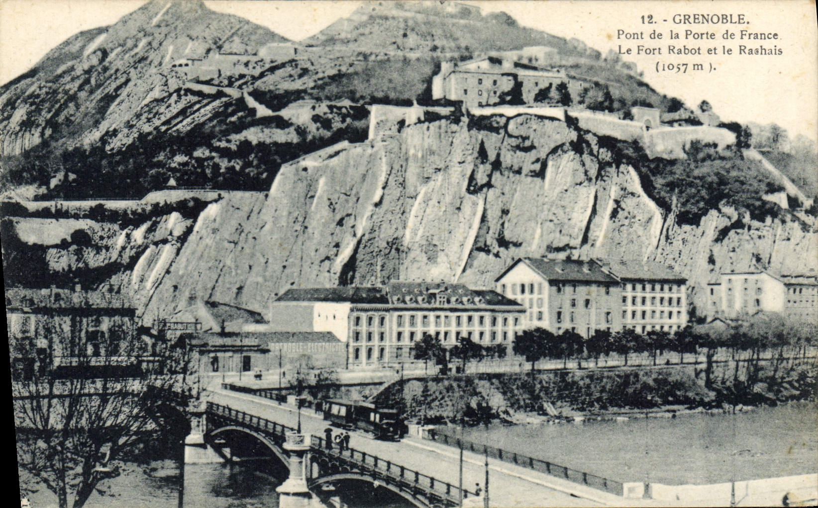 Grenoble — Brücke der Porte de France, Fort Rabot und der Rashais (1057 m) — Verlag: Pinault