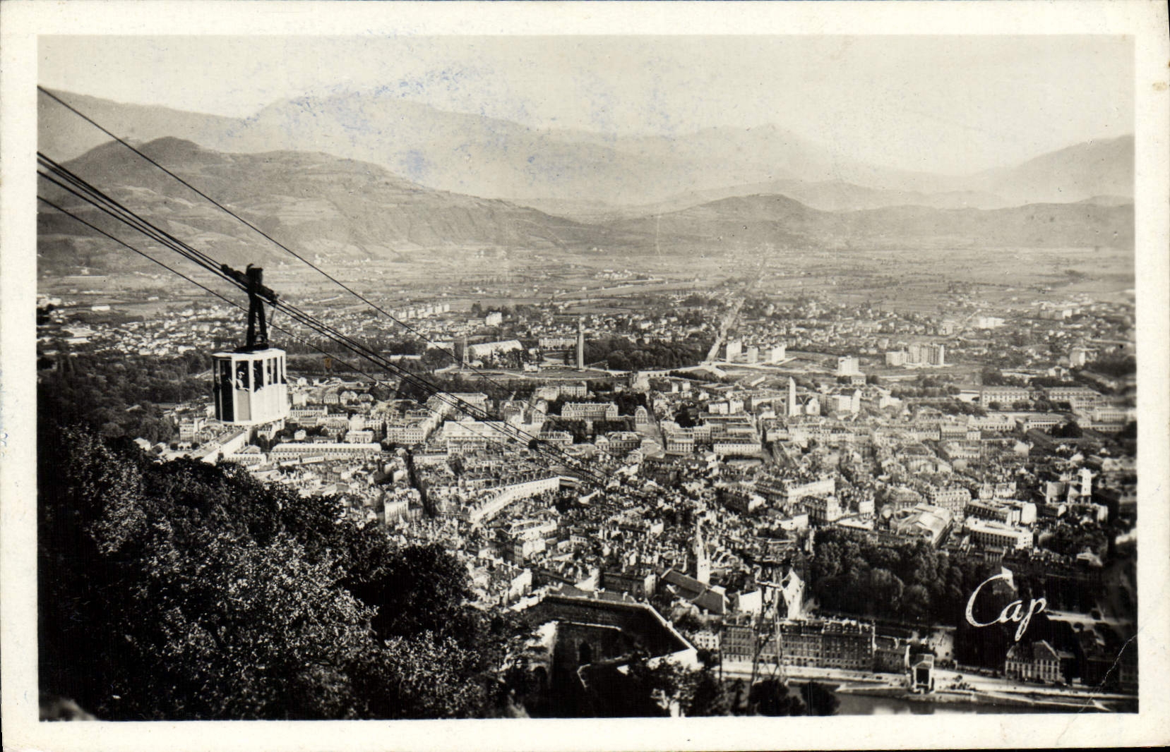Grenoble — Vue panoramique depuis le téléphérique de la Bastille — éditeur G.A.P. n° 492