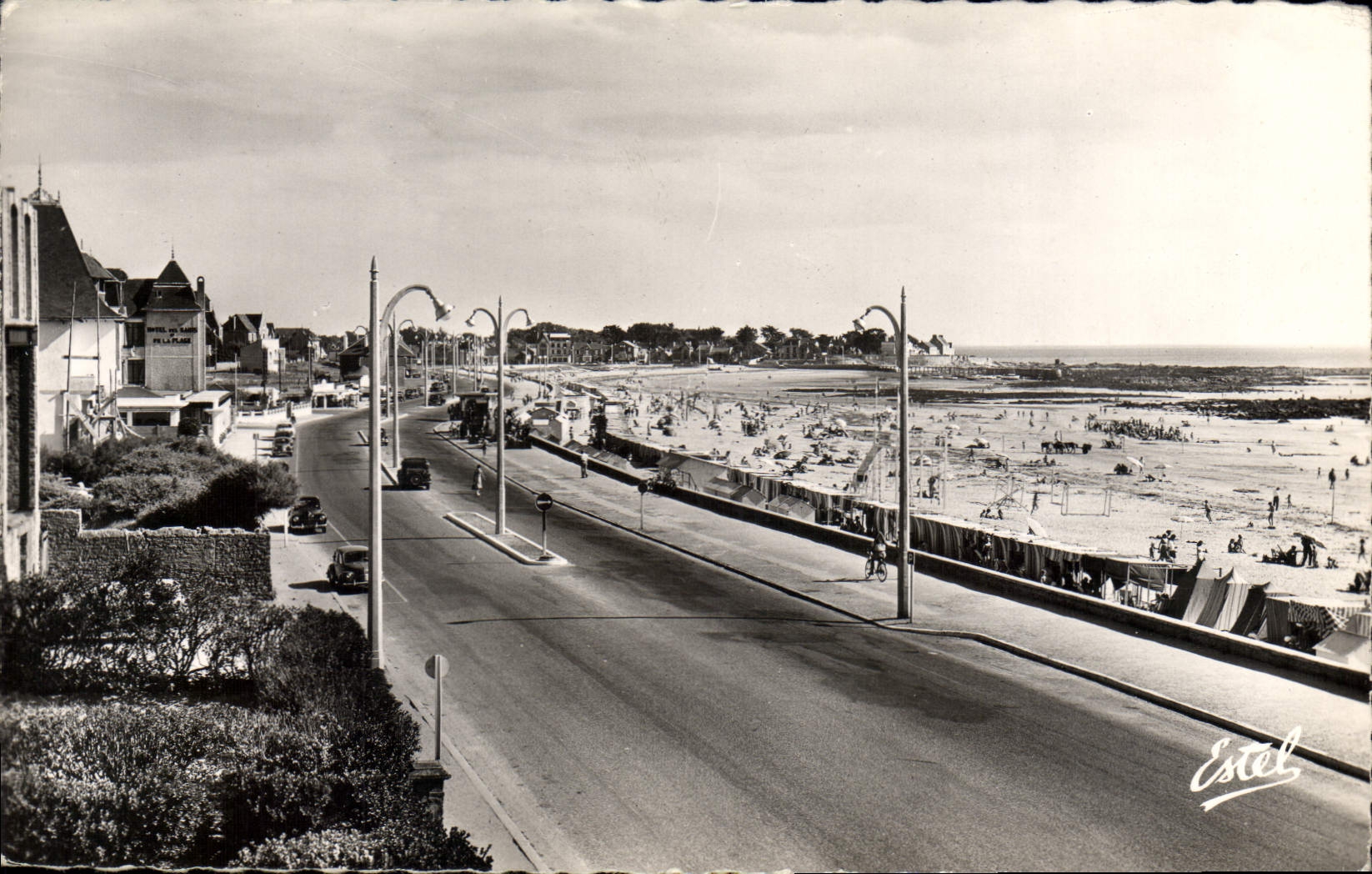 CPA Pornichet Le Remblai Et La Plage