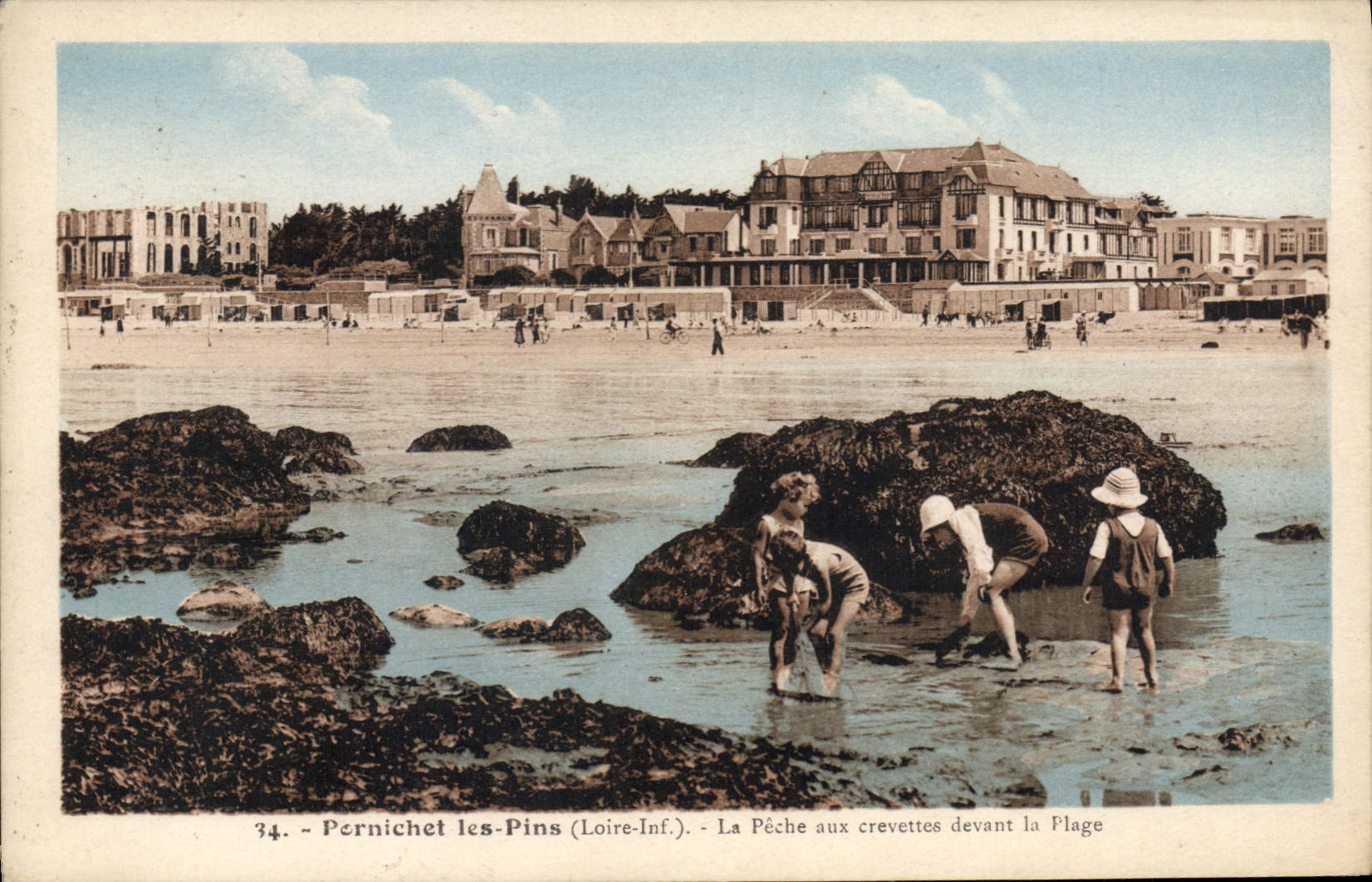 CPA Pornichet Les Pins La Peche Aux Crevettes Devant La Plage