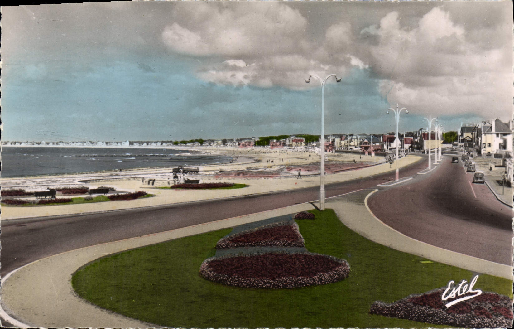 CPA Pornichet Le Remblai Et la Plage