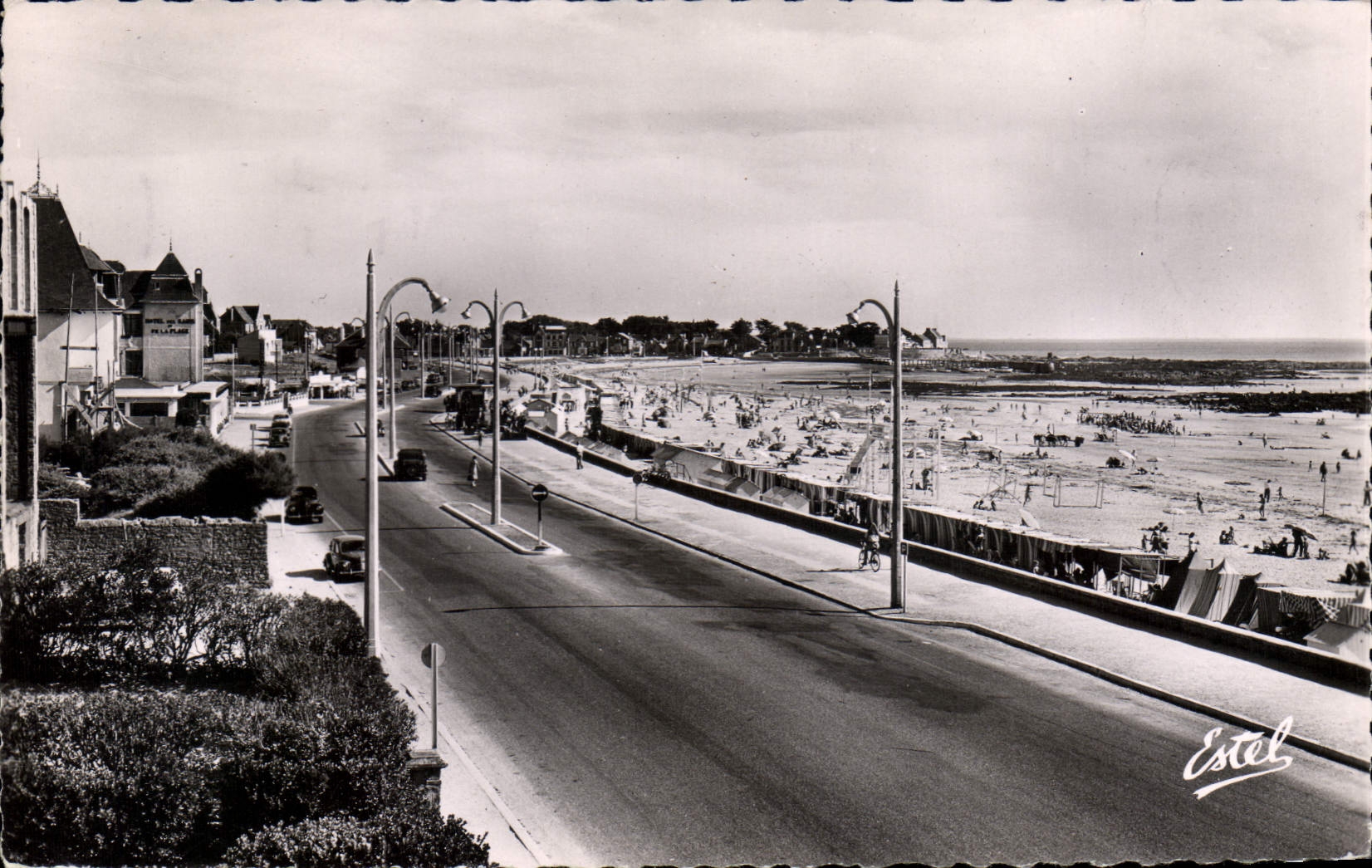 CPA Pornichet Le Remblai Et La Plage