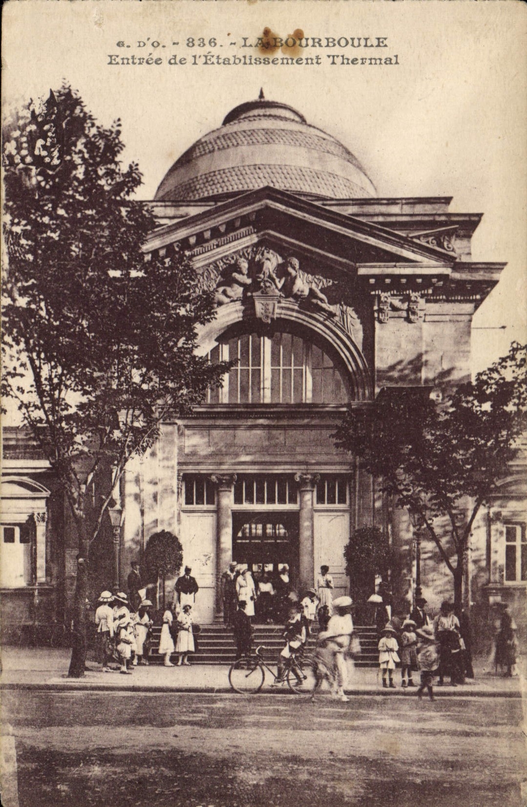 La Bourboule — Entrée de l'Établissement Thermal — J. Gouttefange, Avranches (P.-d.-O.)