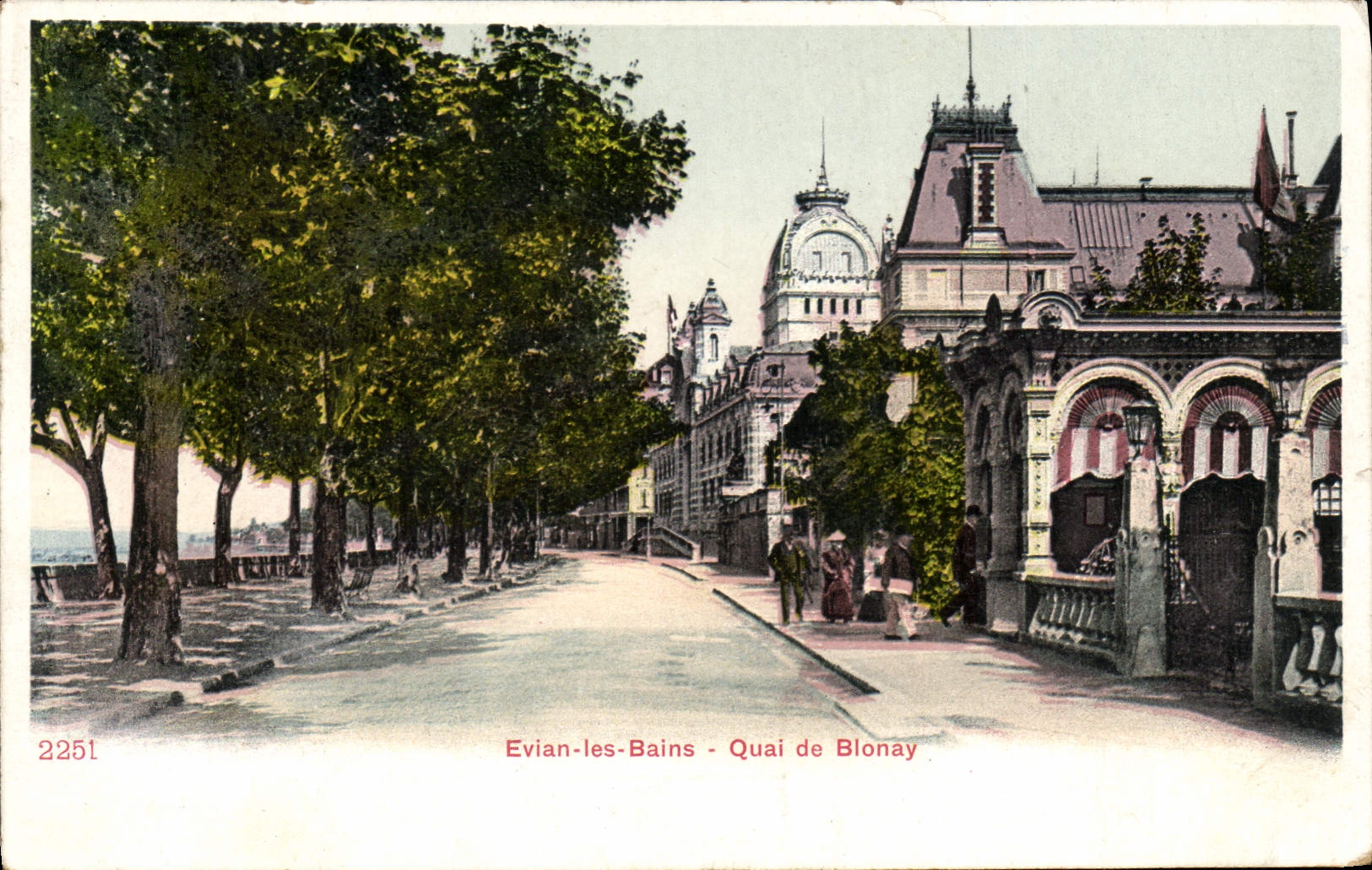 Evian-les-Bains - Quai de Blonay — vue du quai et du bâtiment orné — éditeur inconnu, n° 2251