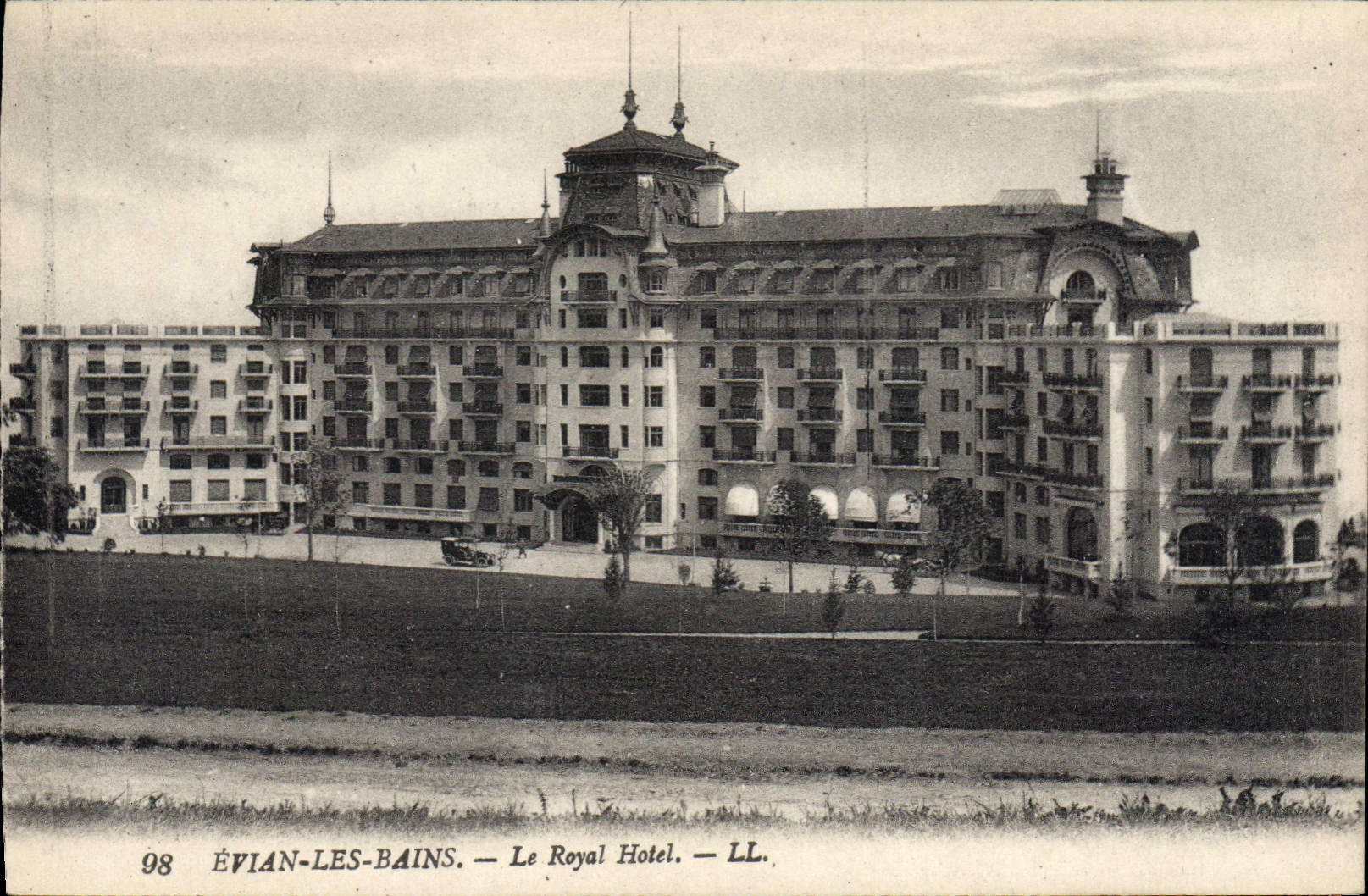 ÉVIAN-LES-BAINS — Le Royal Hotel — LL.