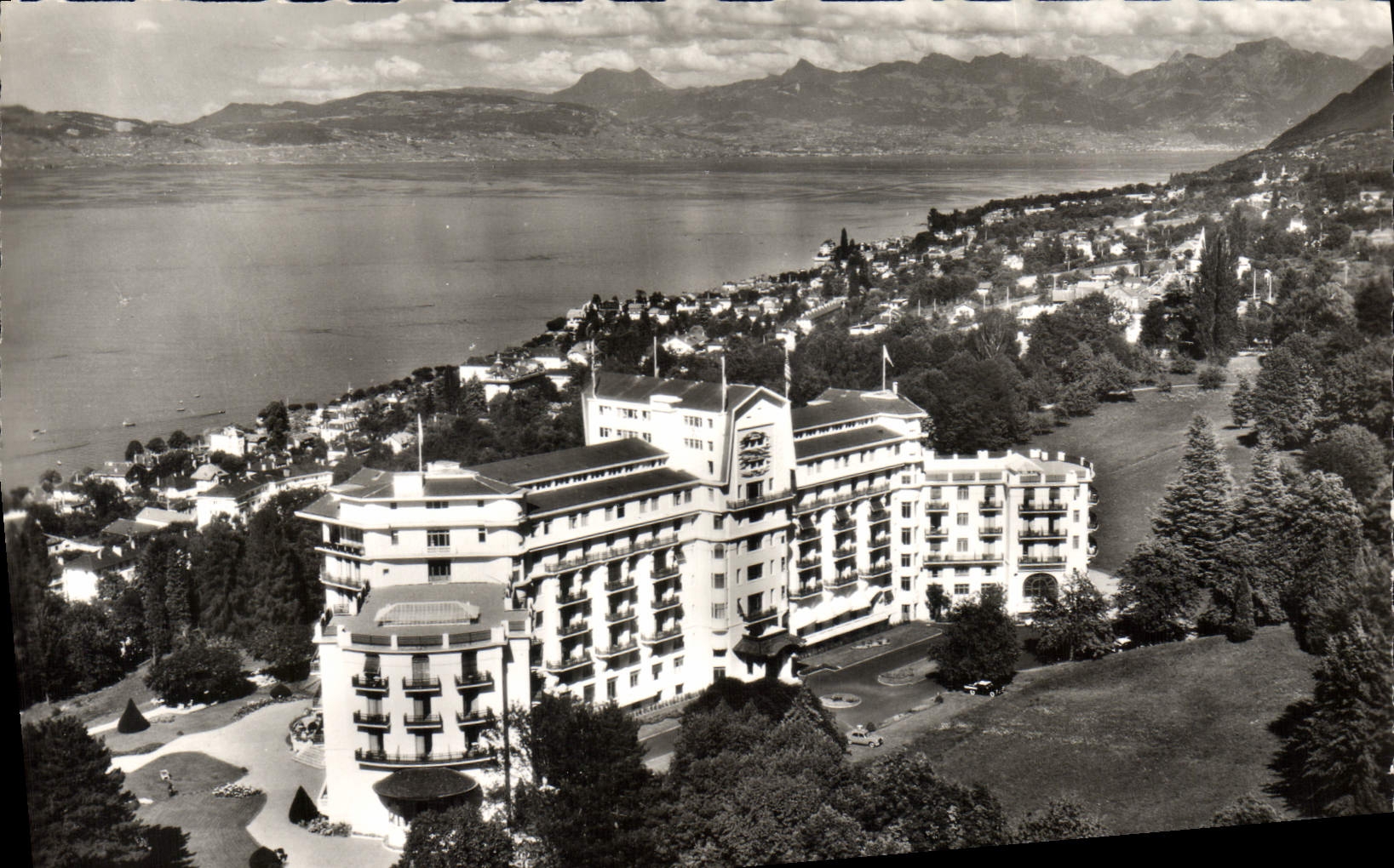 Évian-les-Bains — Vue aérienne sur la ville, le lac Léman, la Côte Suisse. Au premier plan, l'Hôtel Royal (rénové selon les plans de J. Quinet). — Éditions Cellard-Bron