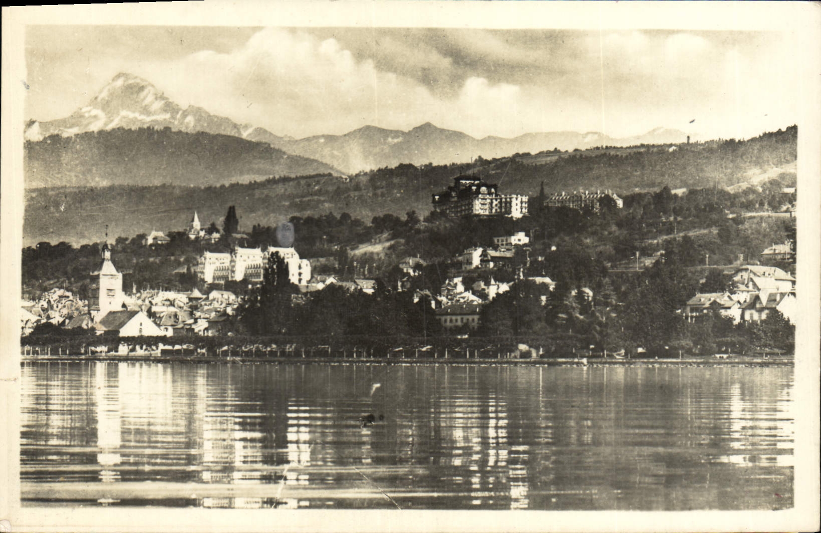 Évian-les-Bains — Vista general tomada desde el lago — Hotel du Nord