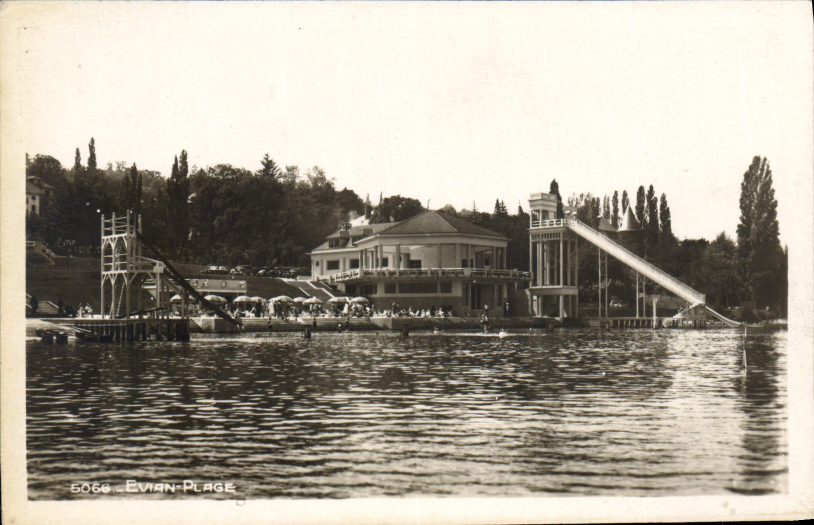 Evian-Plage — vue du lac avec toboggan et bâtiment — Société & Embauchetel Neuchâtel