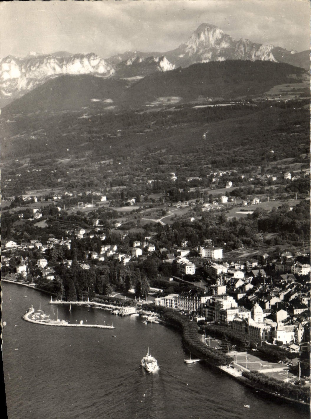 Evian-les-Bains — Vue aérienne ; le Port, la Ville et la Dent d'Oche (2.225 m.) — Les Éditions J. Cellard