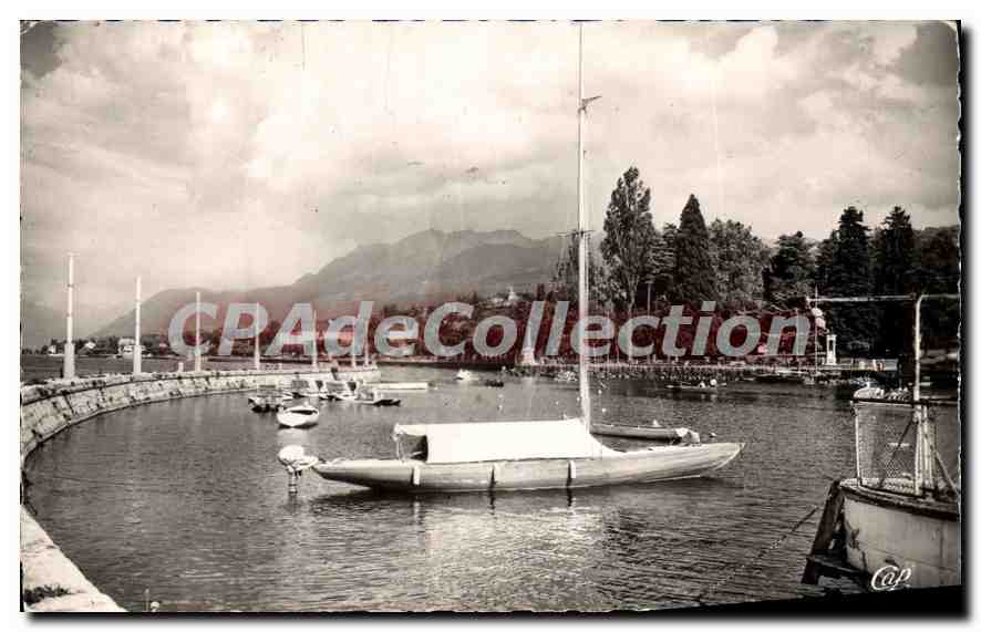 Port d'Evian-les-Bains — vue du lac avec bateaux — C.A.P. Photo