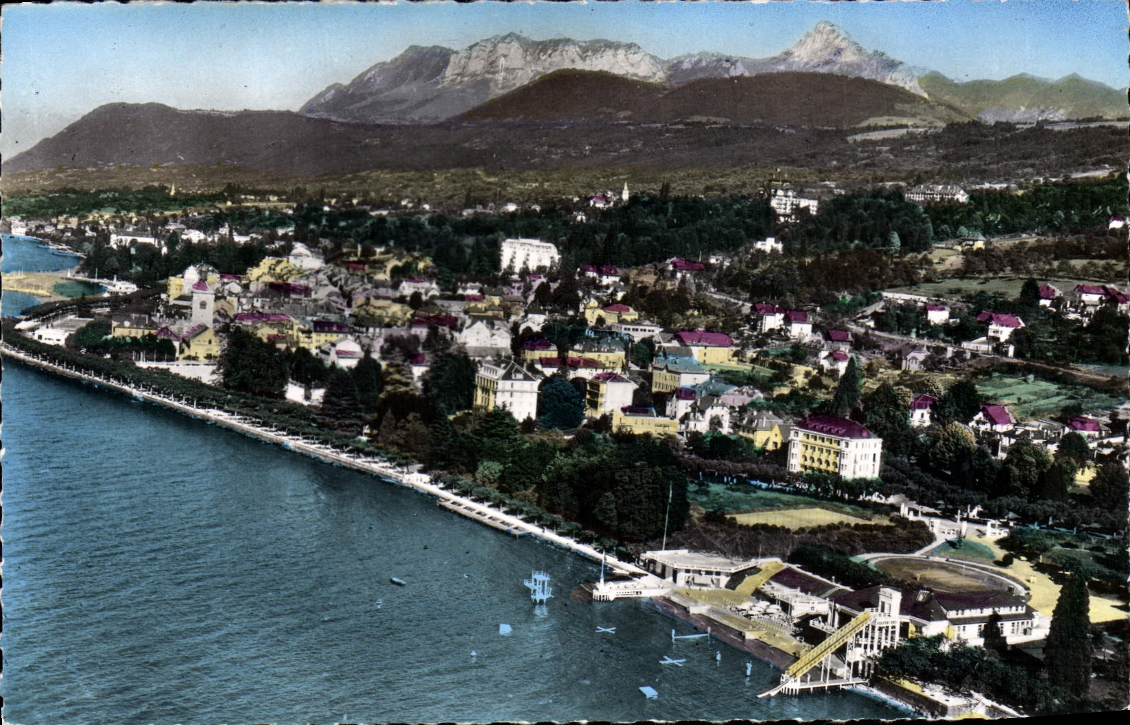 Evian-les-Bains — Vue aérienne; la plage, la Ville et la Dent d'Oche (2225 m) — Éditions de l'Économie Bron (Rhône)