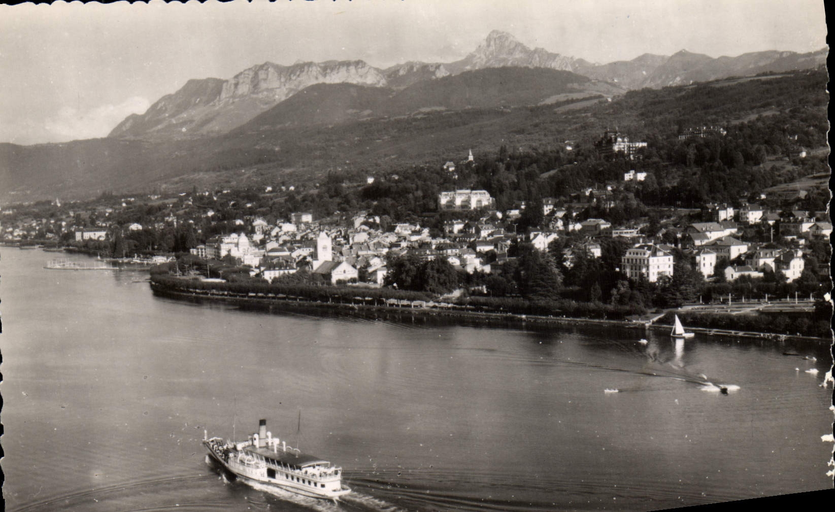 Évian-les-Bains (Haute-Savoie) — Vue aérienne ; le gros bateau, la Ville et la Dent d'Oche (2.225 m.) — J. Cellard, Lyon