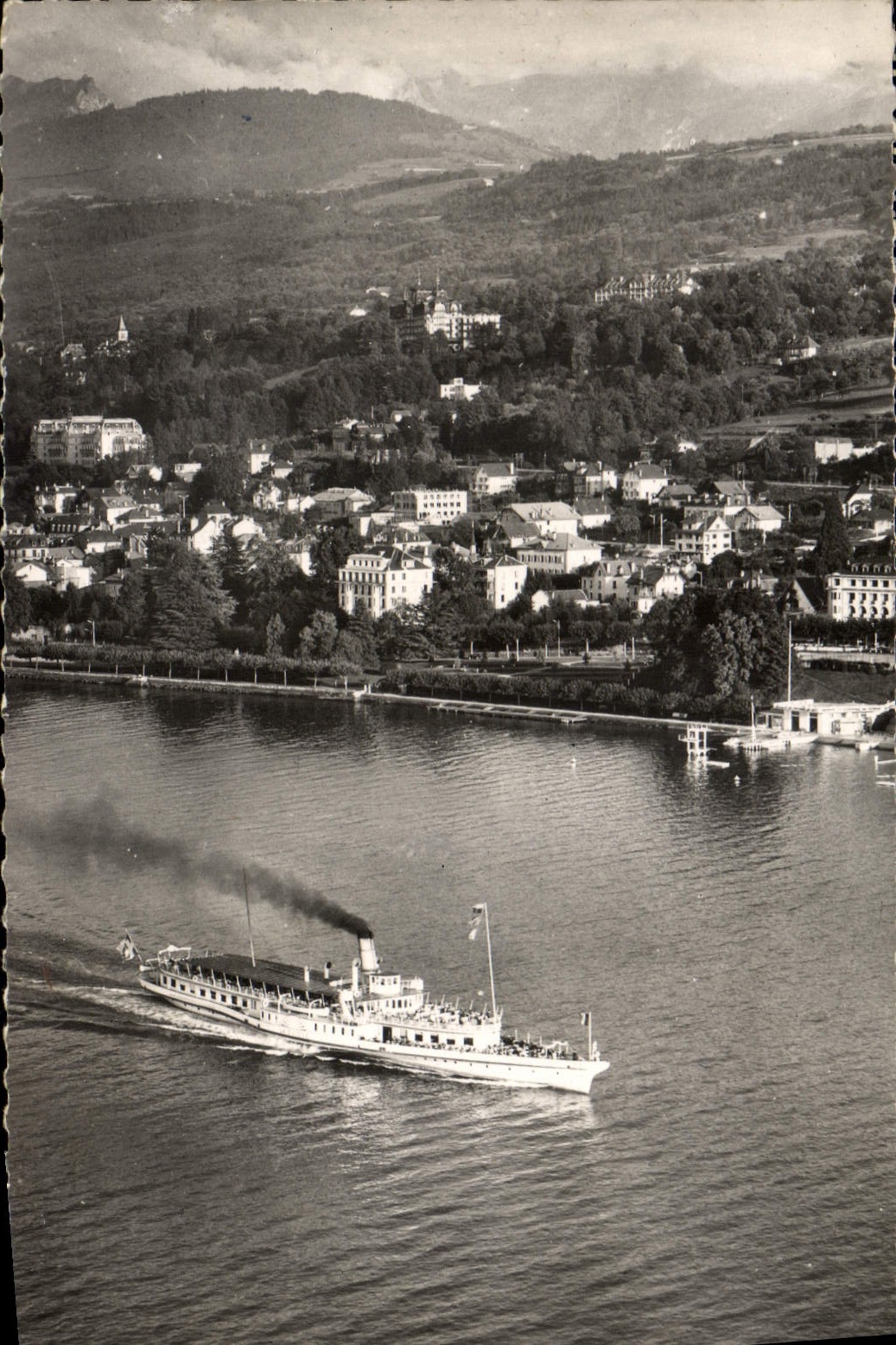 Évian-les-Bains — Gros bateau sur le lac Léman — Éditions du Cliché-Kerf