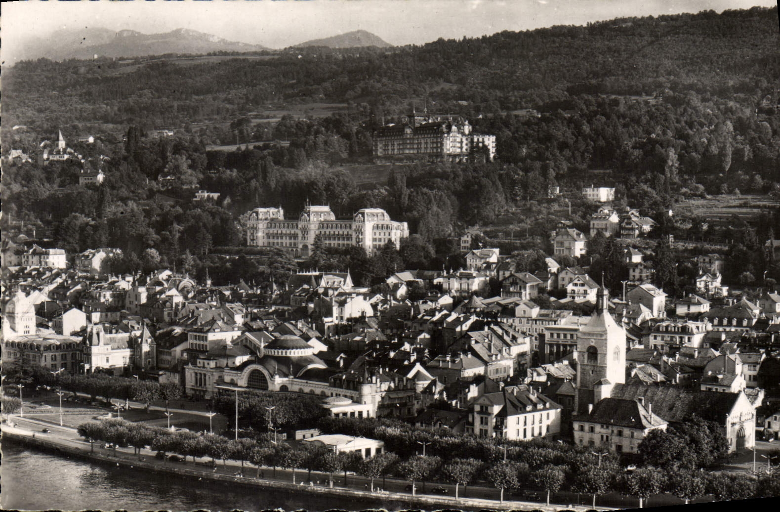 Évian-les-Bains — Vue aérienne; l'Église, le Casino et les Grands Hôtels — Cliché aérien Cellaard, Lyon
