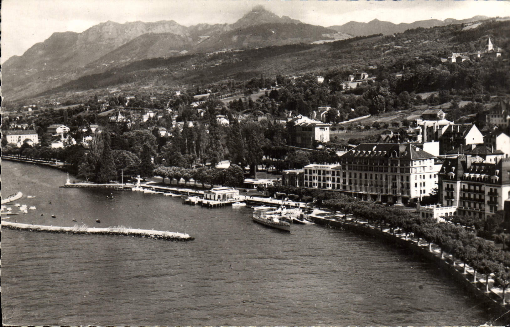 Évian-les-Bains (Haute-Savoie) — Le Port, l'Hôtel Albert Ier, la Dent d'Oche et les Mémises — Clichés J. Cellard, Lyon