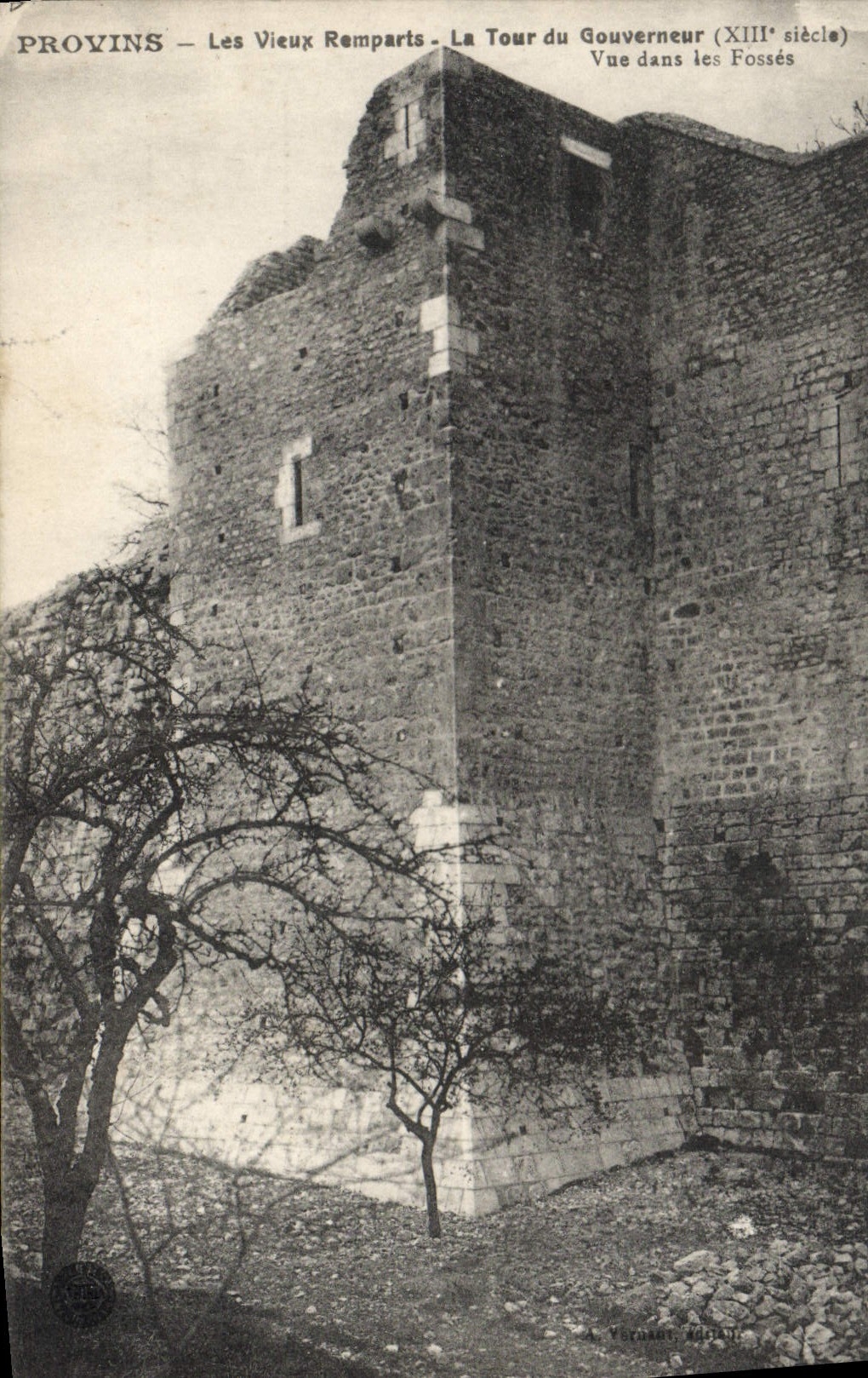 Provins — Les Vieux Remparts. La Tour du Gouverneur (XIIIe siècle) — Vue dans les Fossés