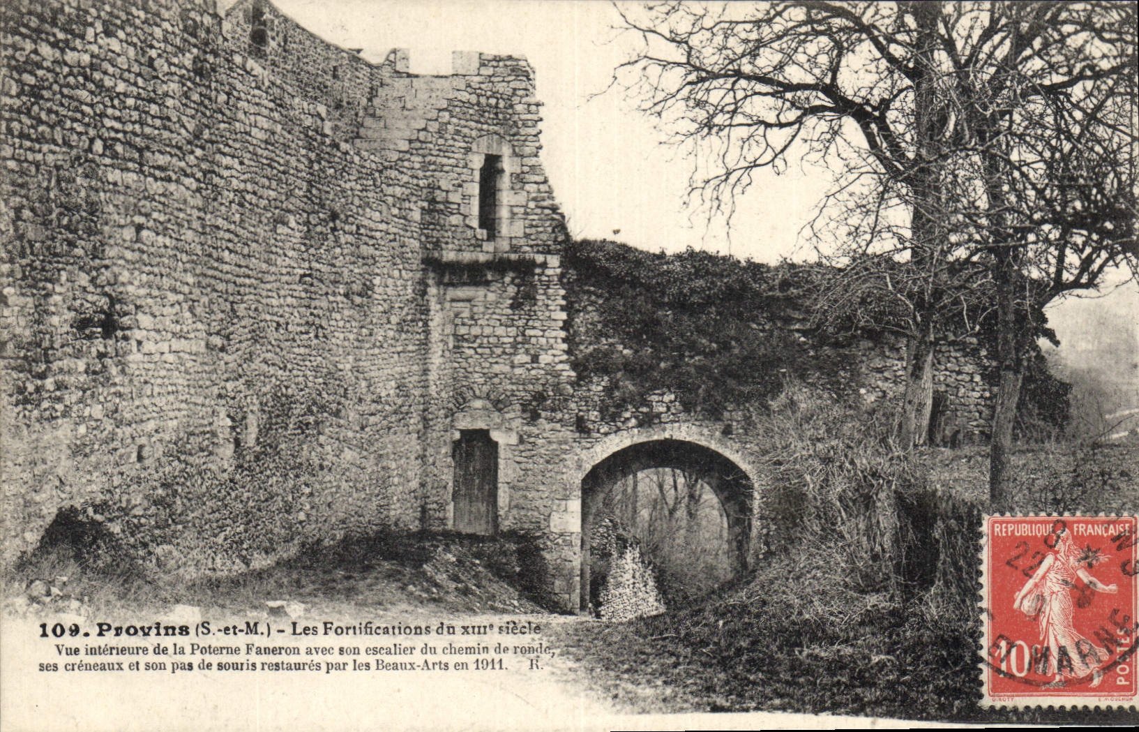 Provins (S.-et-M.) — Les Fortifications du XIIIe siècle — Vue intérieure de la Poterne Faneron avec son escalier de ronde, ses créneaux et son pas de souris restaurés par les Beaux-Arts en 1911.