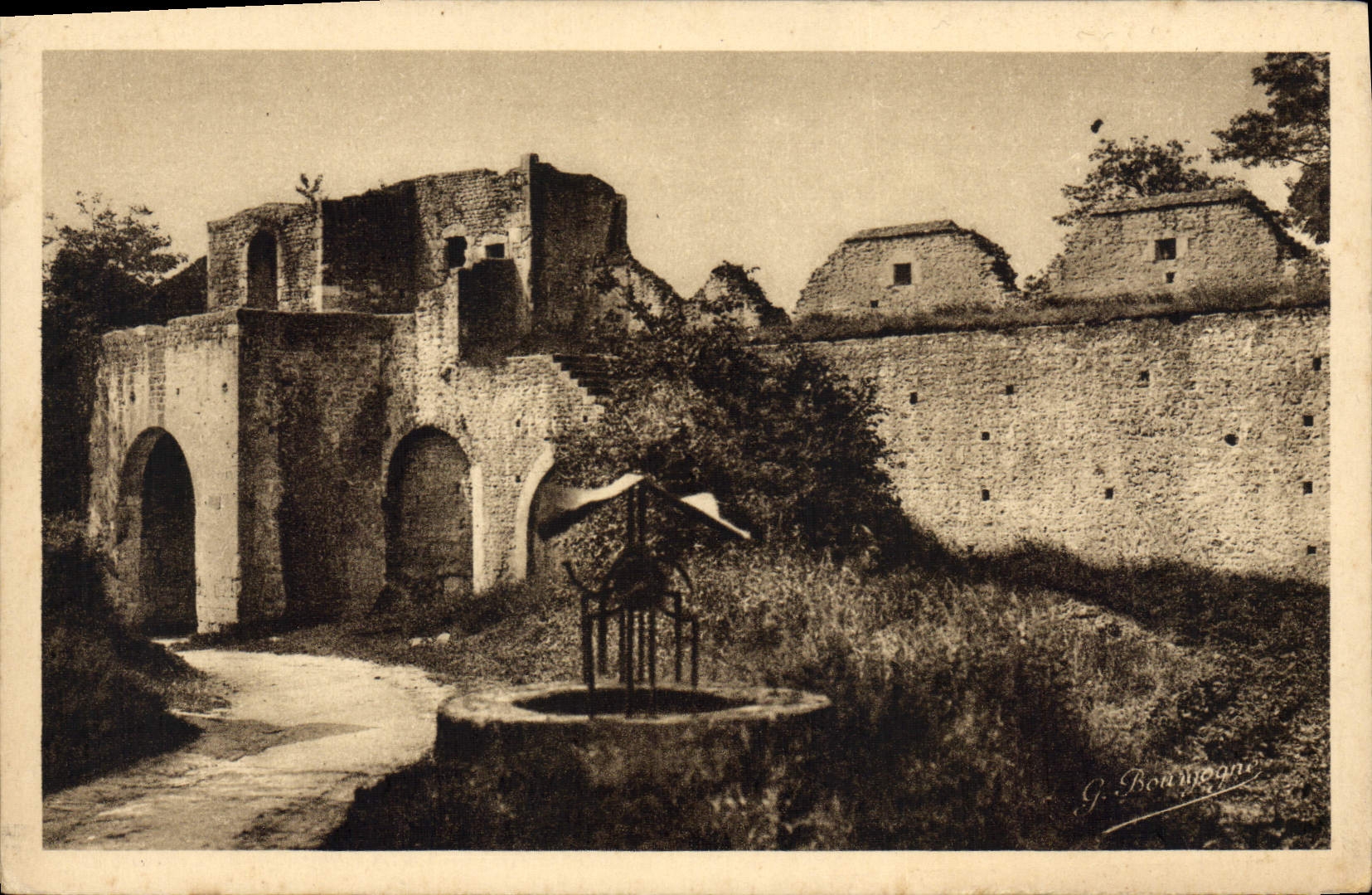 Provins (S.-et-M) — Porte Saint-Jean (XIIIe siècle) et puits de la Citadelle — G. Bonmogne