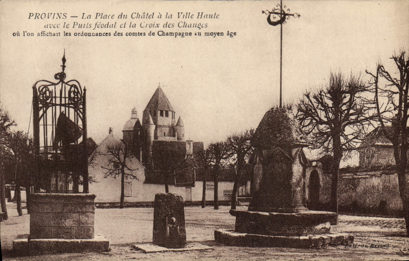 Provins — La Place du Châtel à la Ville Haute avec le Puits féodal et la Croix des Changes