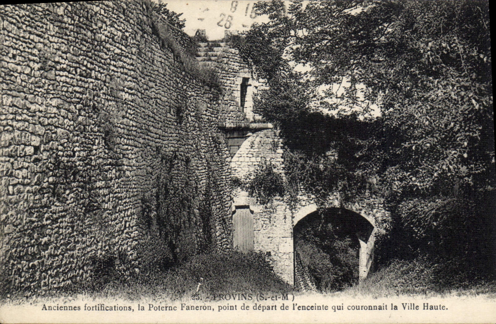Provins (S.-et-M.) — Anciennes fortifications, la Poterne Fanerón, point de départ de l'enceinte qui couronnait la Ville Haute — J. Bourgogne, éditeur / Château-Thierry