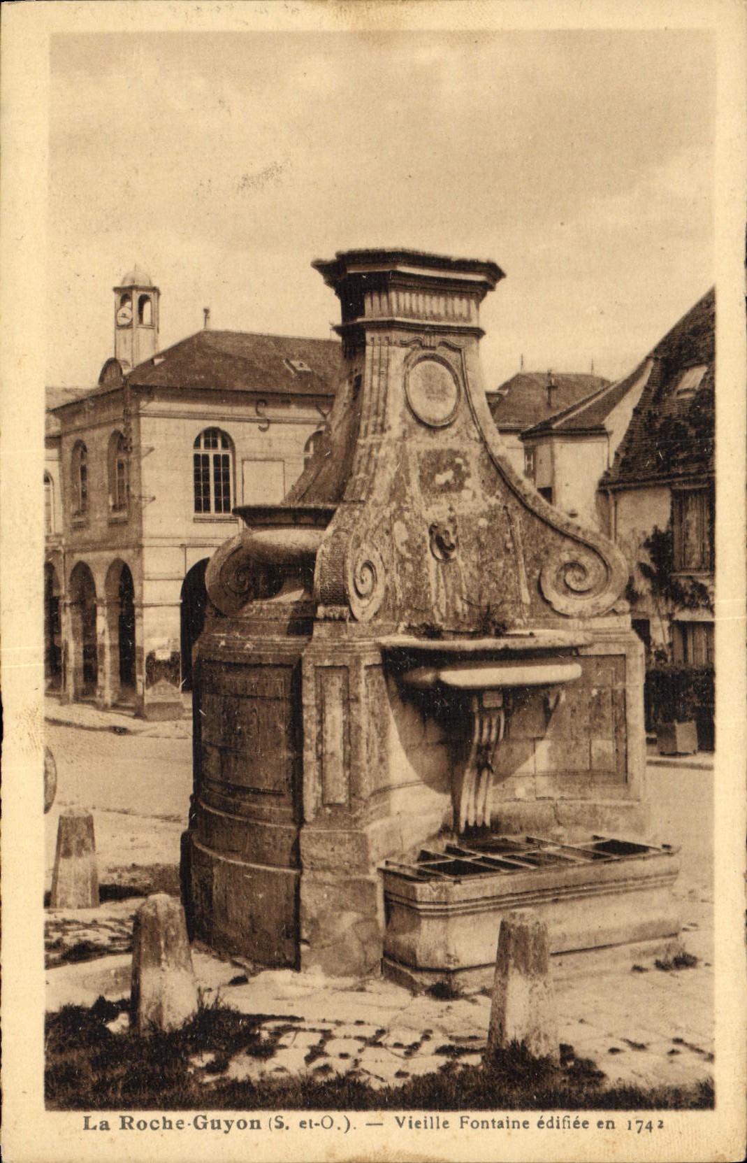 CPA La Roche Guyon Vieille Fontaine Edifiee en 1742