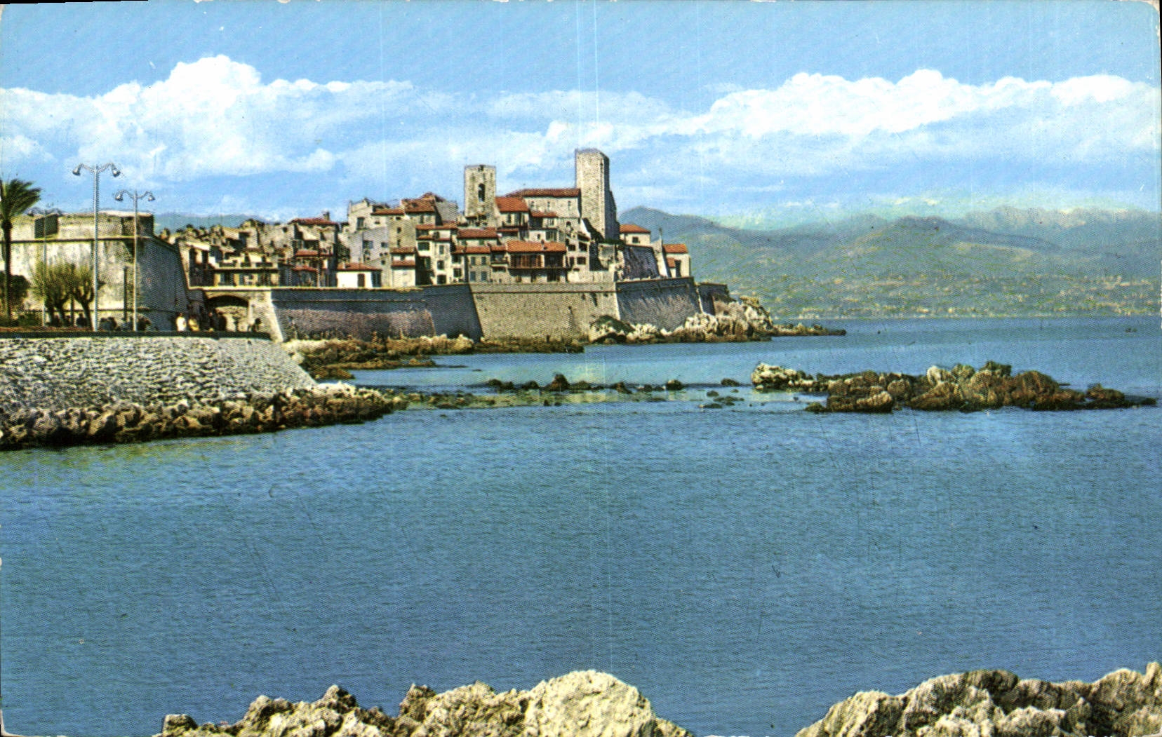 CPA Antibes Vue Sur Les Remparts Et Le Chateau