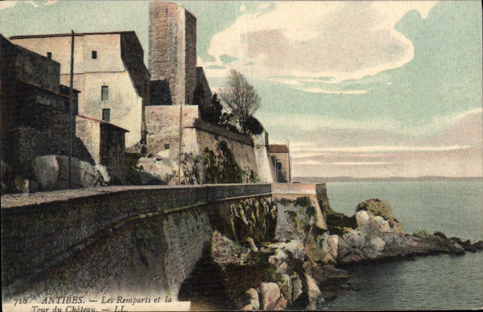 Antibes — Les Remparts et la Tour du Château — LL, n°710