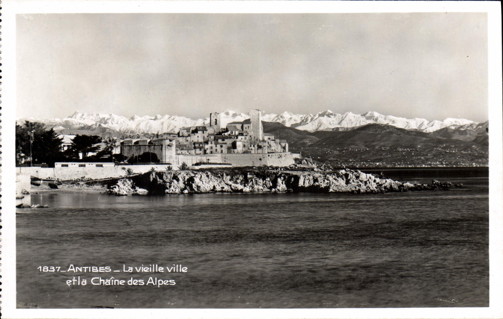 CPA Antibes La Vieille Ville Et La Chaine Des Alpes