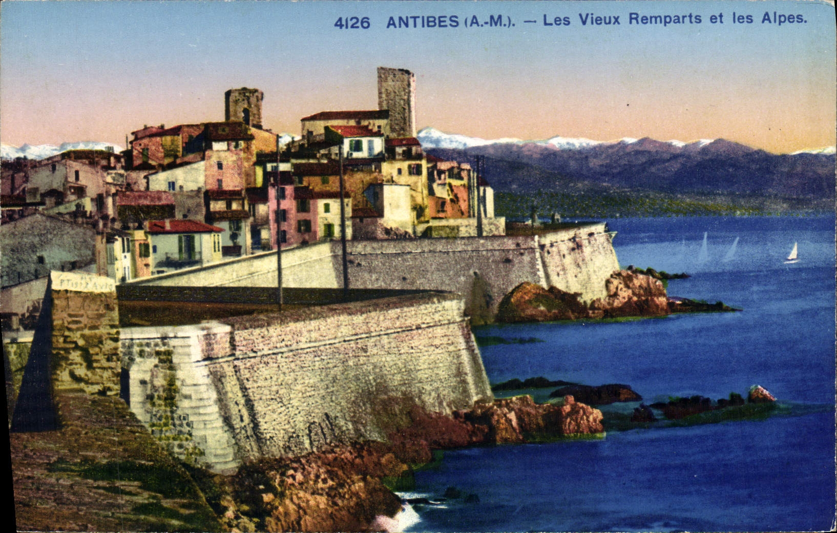 Antibes (A.M.) — Les Vieux Remparts et les Alpes.