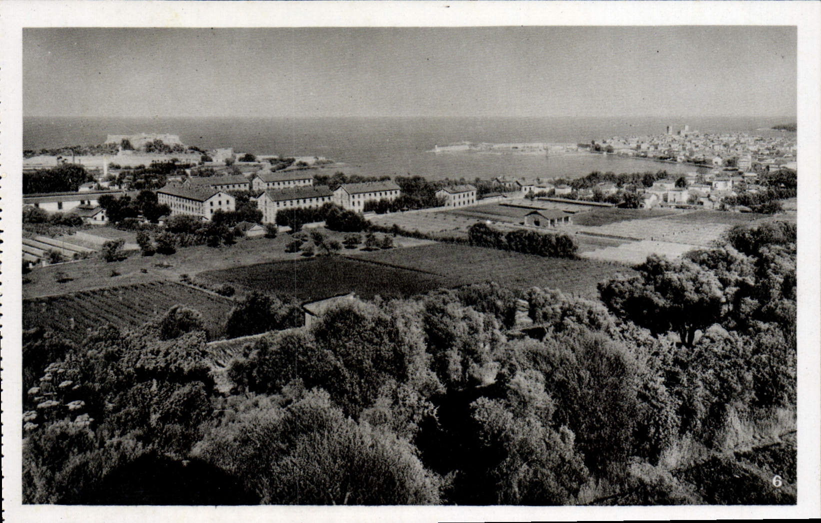 Antibes (A.-M.) — Vue générale — Les Casernes et le Fort Carré