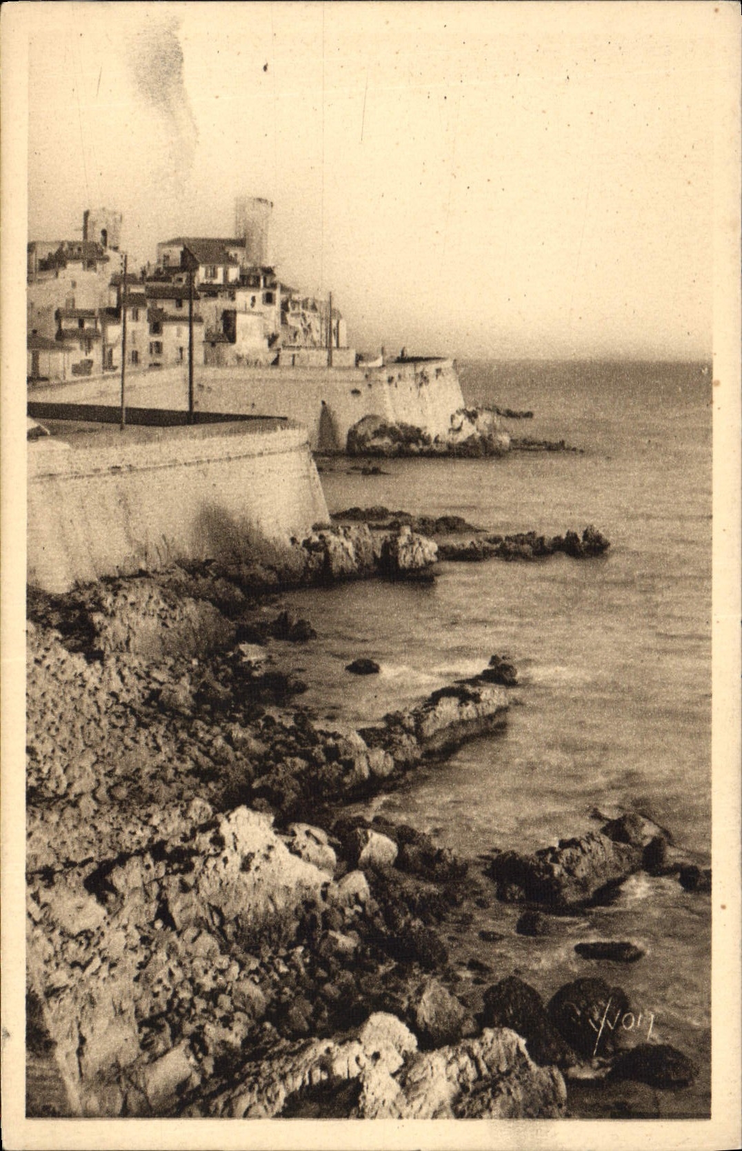 Antibes (Alpes-Maritimes) — Les Remparts de la Vieille Ville — Les Éditions d'Art, Paris