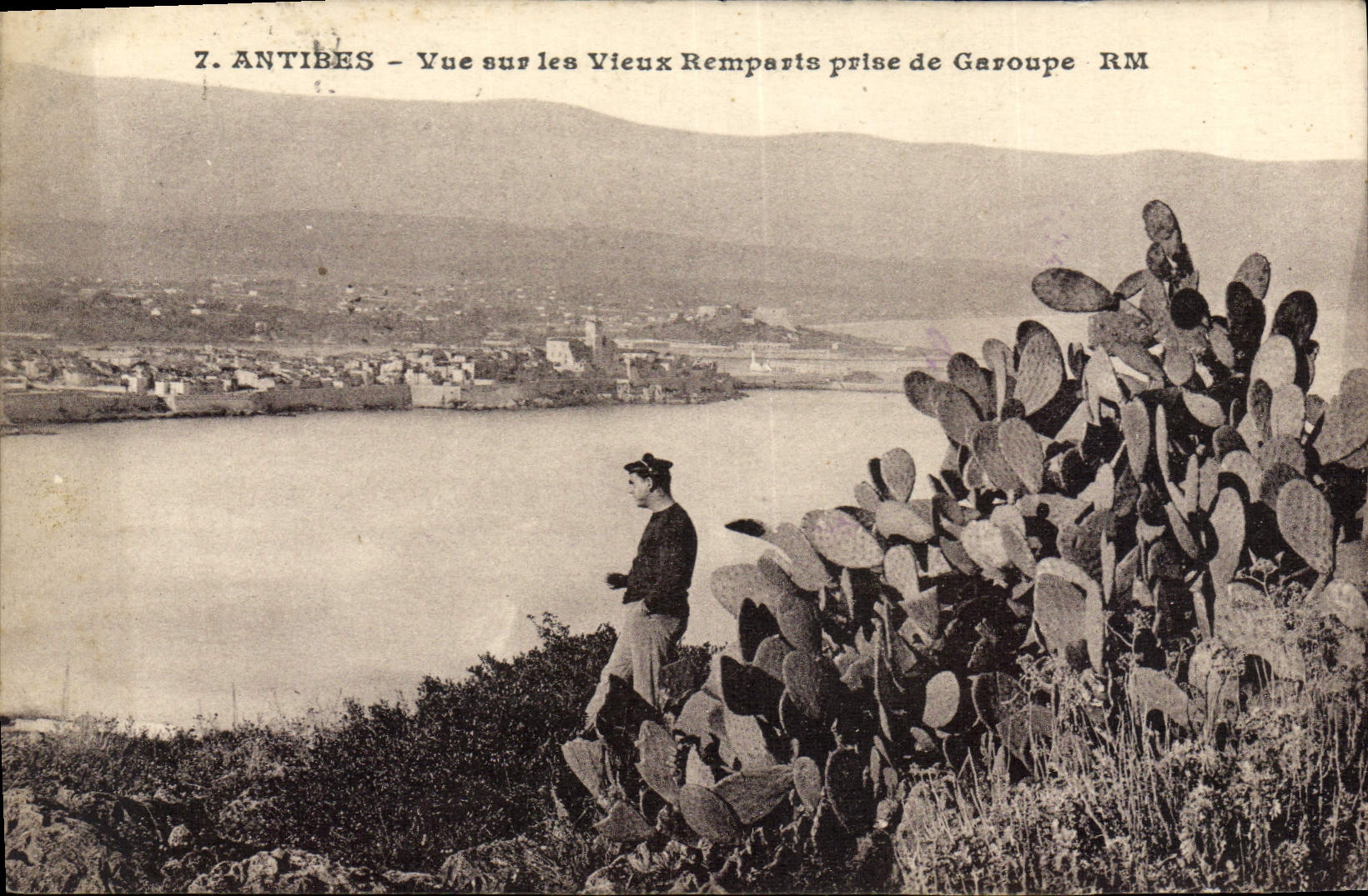 Antibes — Blick auf die alten Mauern von Garoupe RM