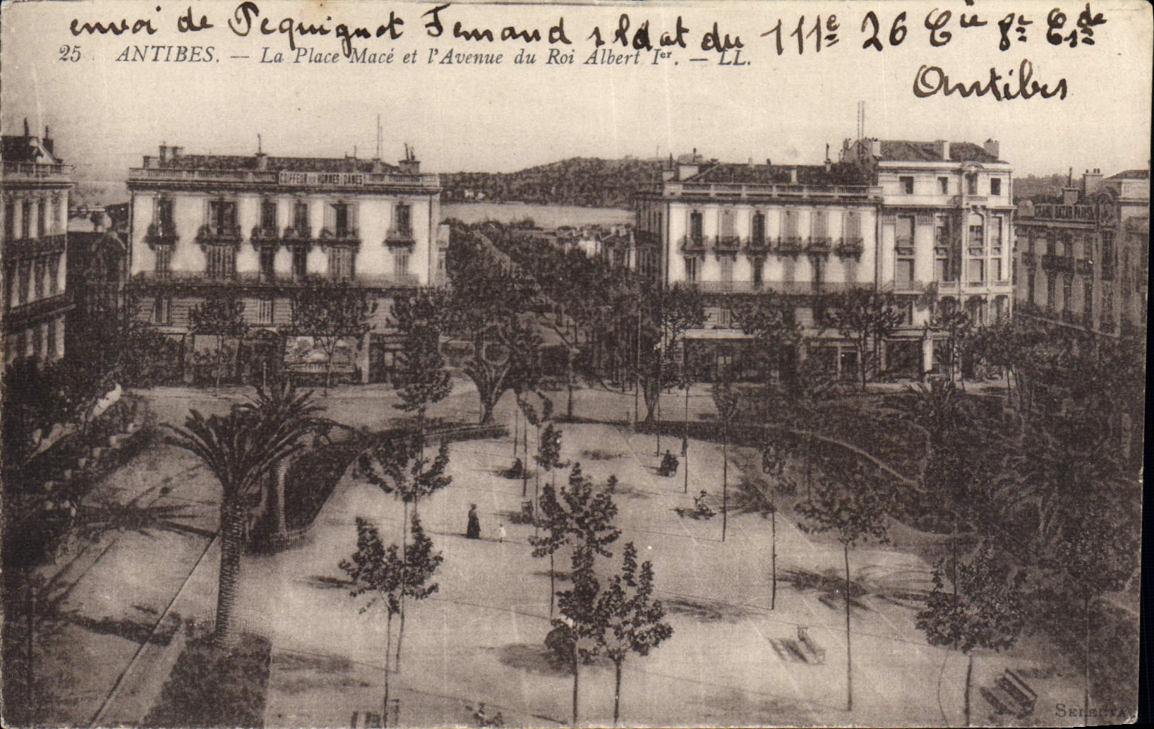 CPA Antibes La Place Macé Et I'Avenue Du Roi Albert 1er