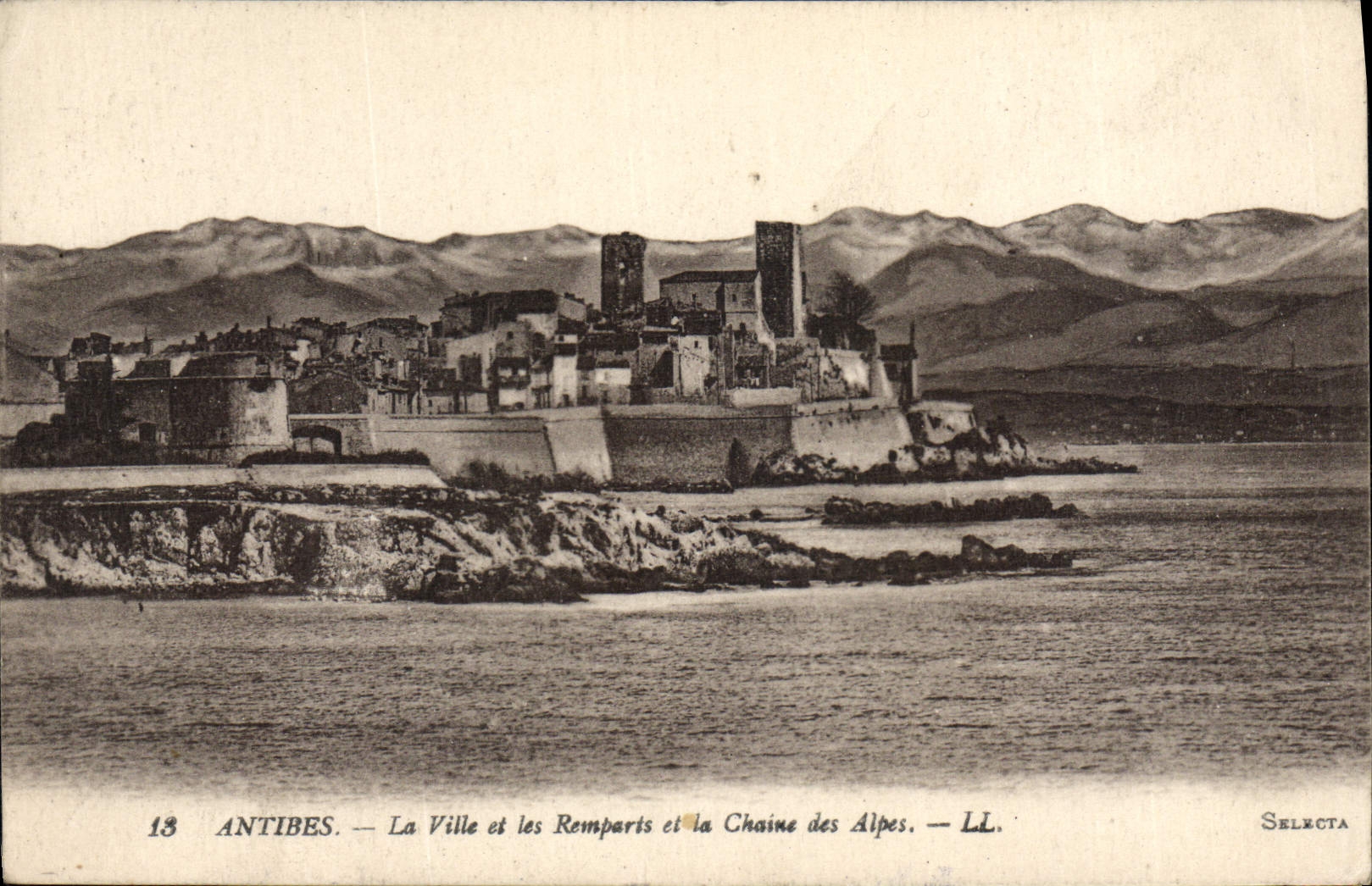 Antibes — La Ville et les Remparts et la Chaîne des Alpes — LL. — Selecta