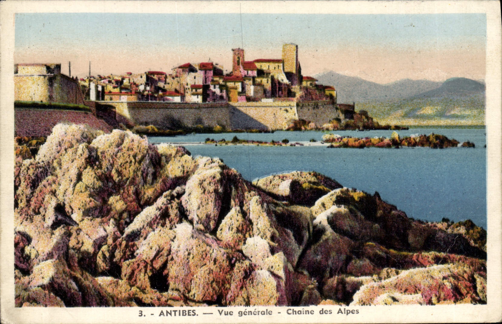 Antibes — Vue générale — Chaîne des Alpes
