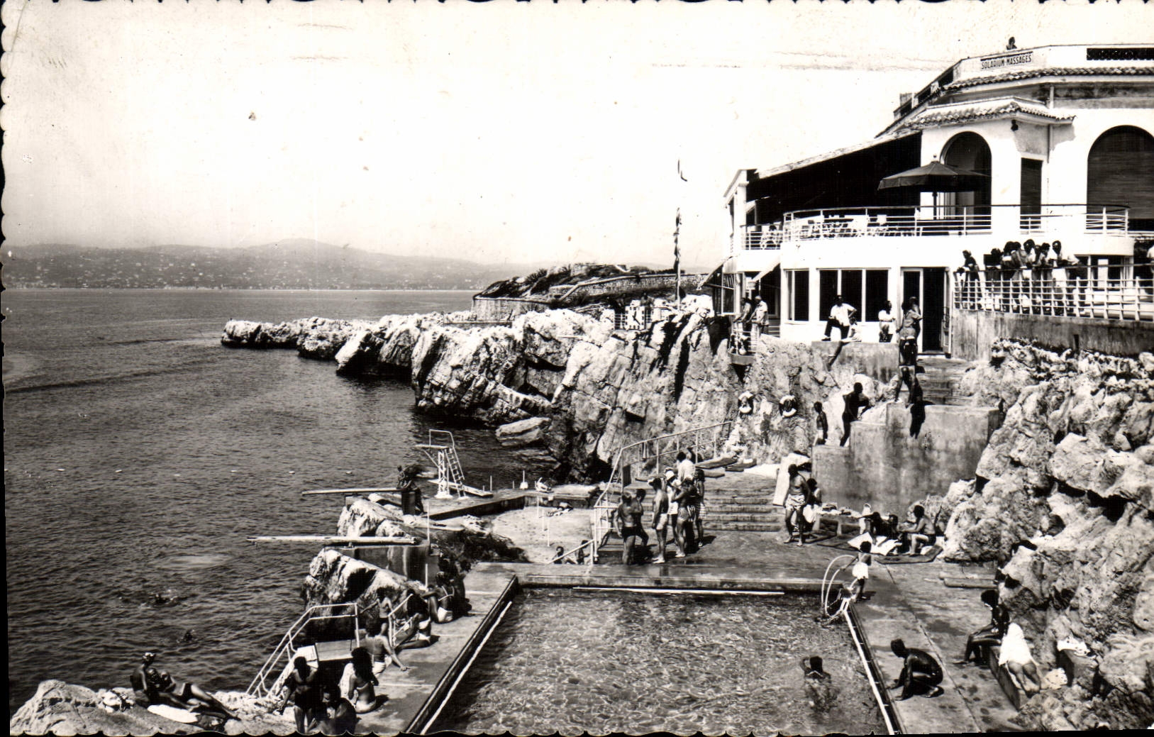 La Piscine d'EDEN-ROC — Juan-les-Pins — Édit. AJAX, 4, r. Camb. Félix-Cassidy, Monaco