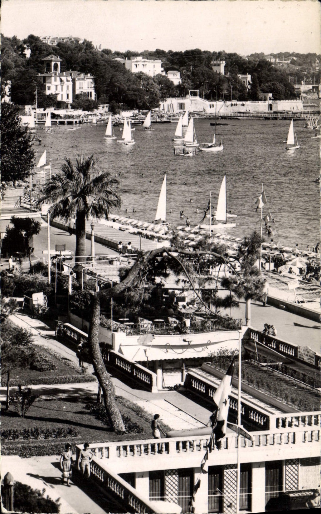 Vue de Juan-les-Pins — plage et voiliers — Éditions MAR à Juan-les-Pins, n°06