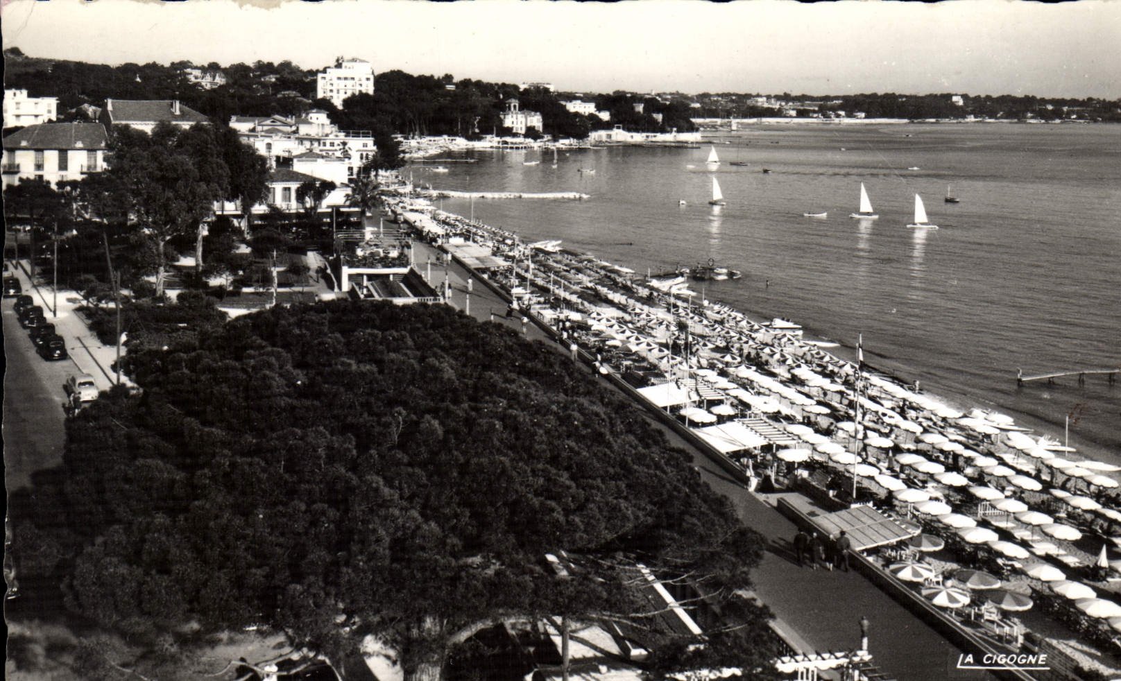 Vista general de la Playa en Juan-les-Pins — La Cigogne, editor