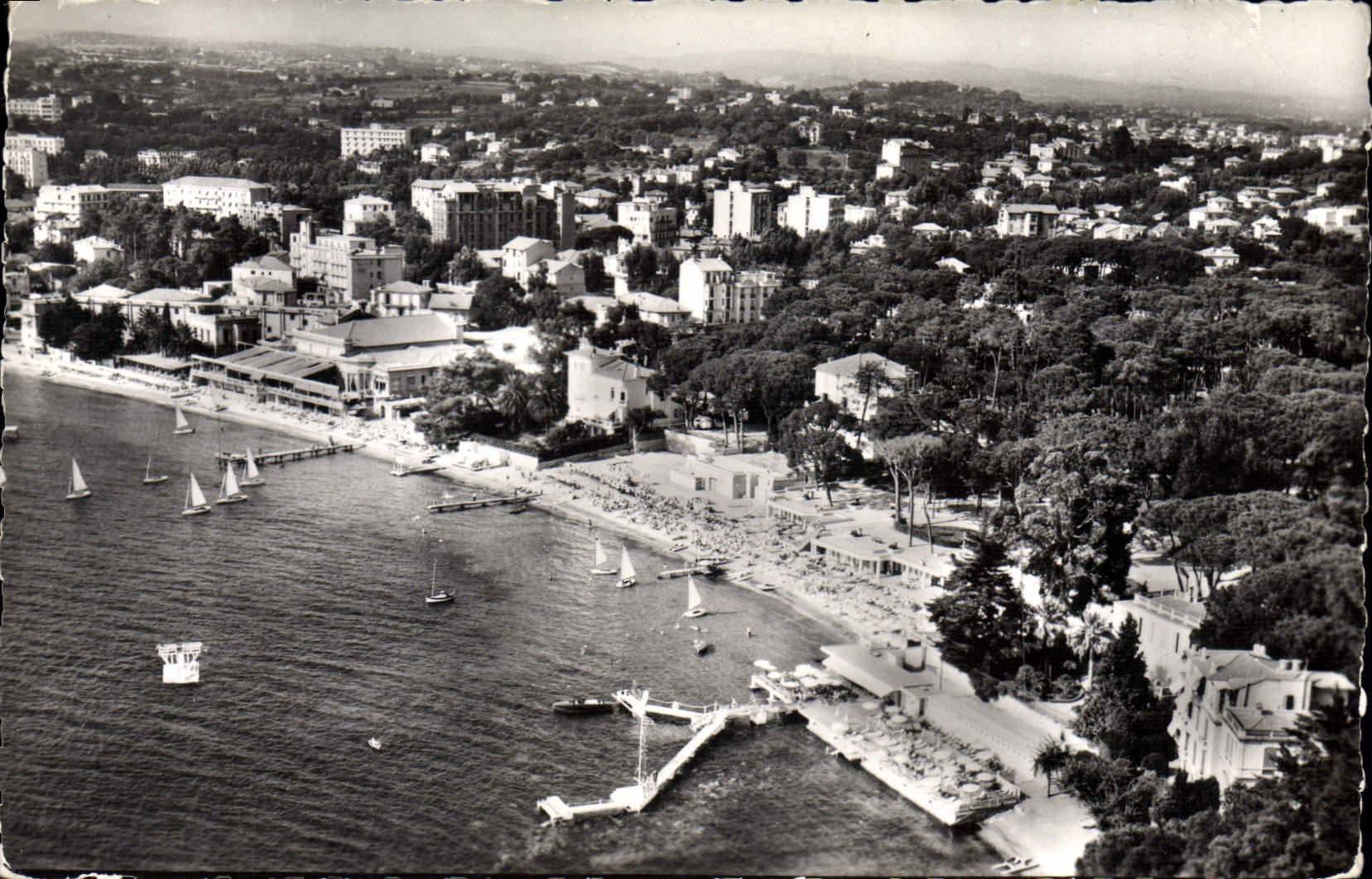 Juan-les-Pins (A.M.) — La plage et la pinède. À gauche, le Casino — Éditeur : Ses Fleurs, Carcassonne