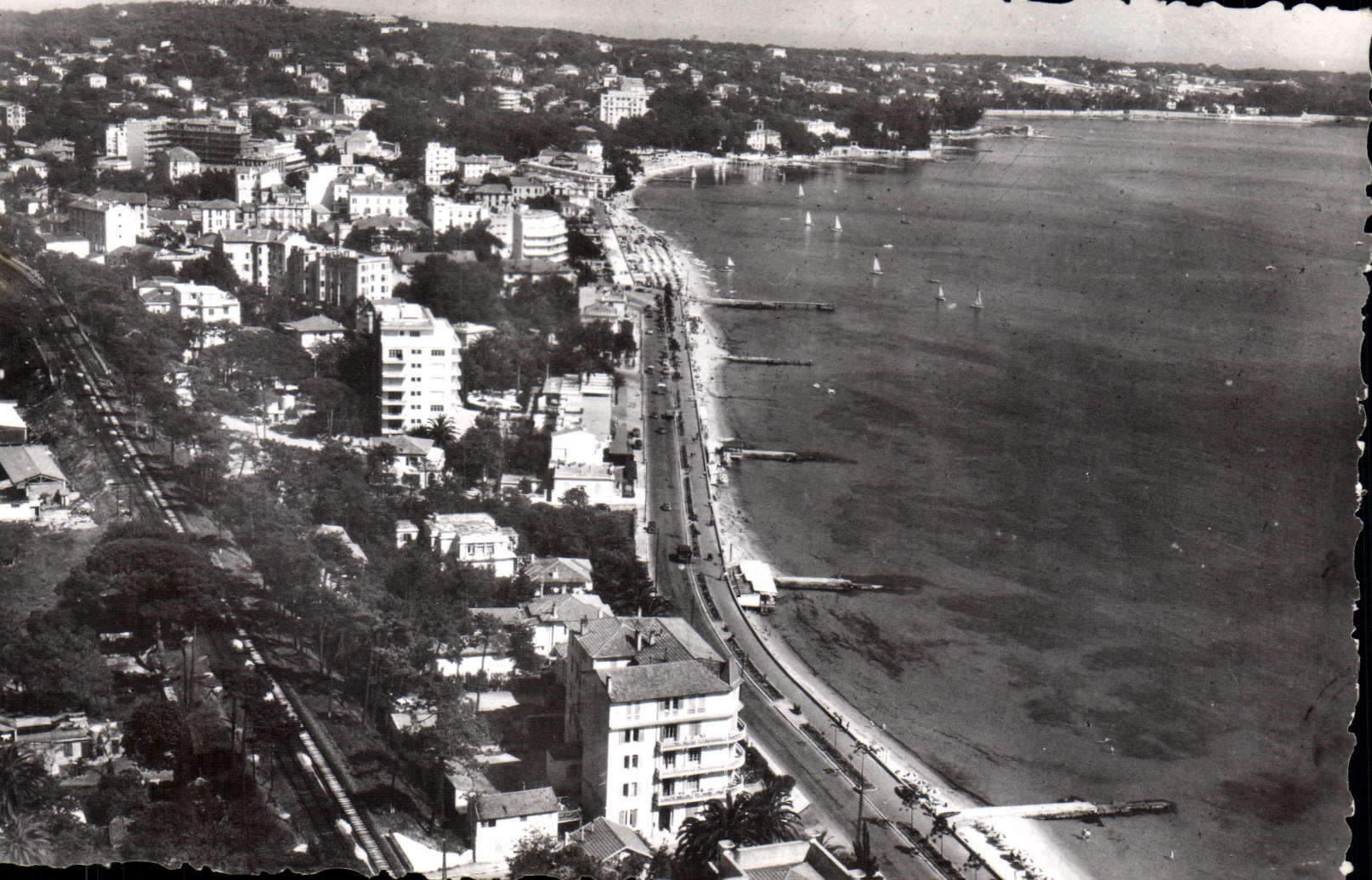 Juan-les-Pins (A.-M.) — Vue générale aérienne — Phare du Cap d'Antibes au fond — série 715 C 17