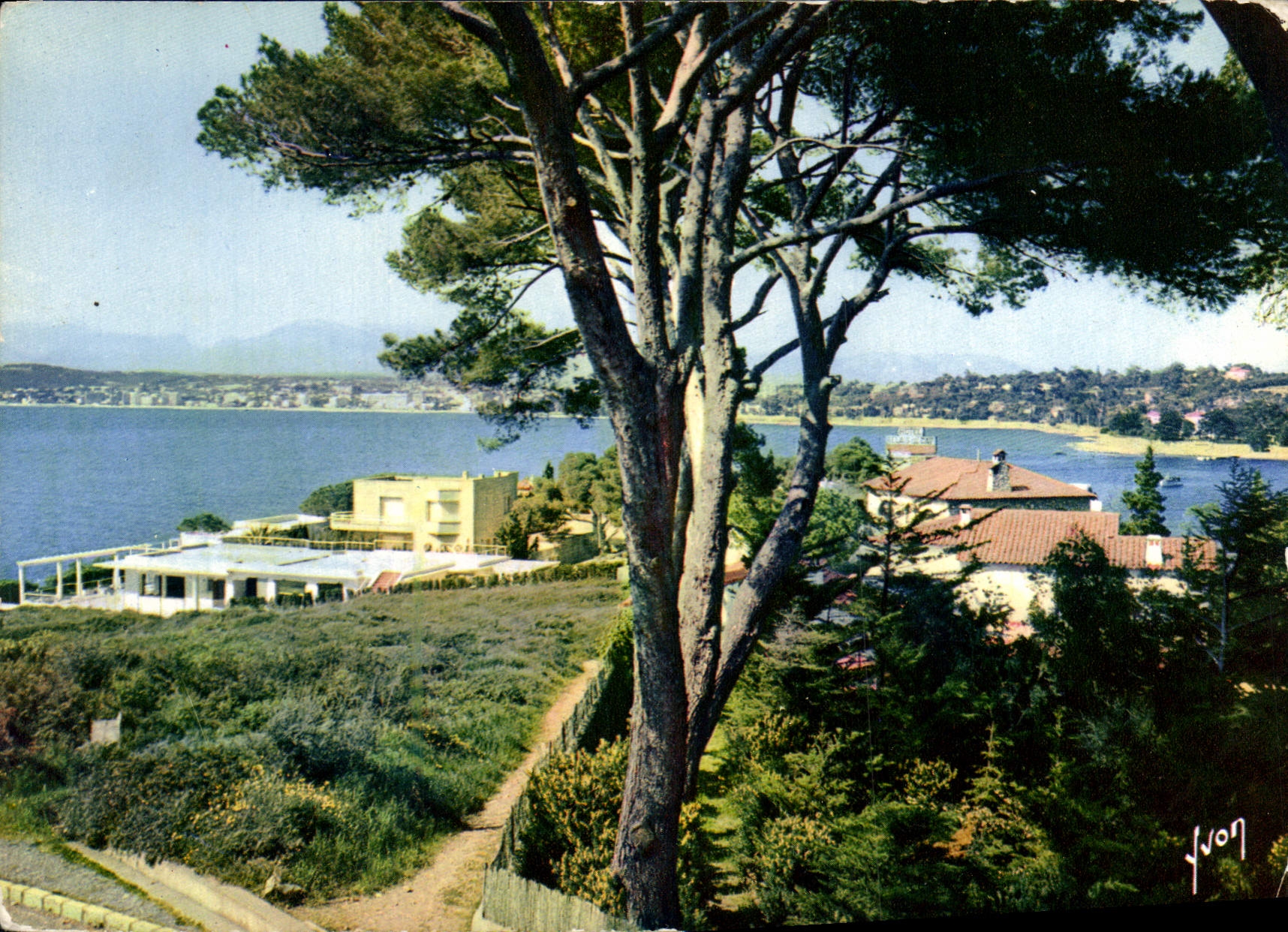 Vue du Golfe de Juan-les-Pins — Côte d'Azur — éditeur Jvonn