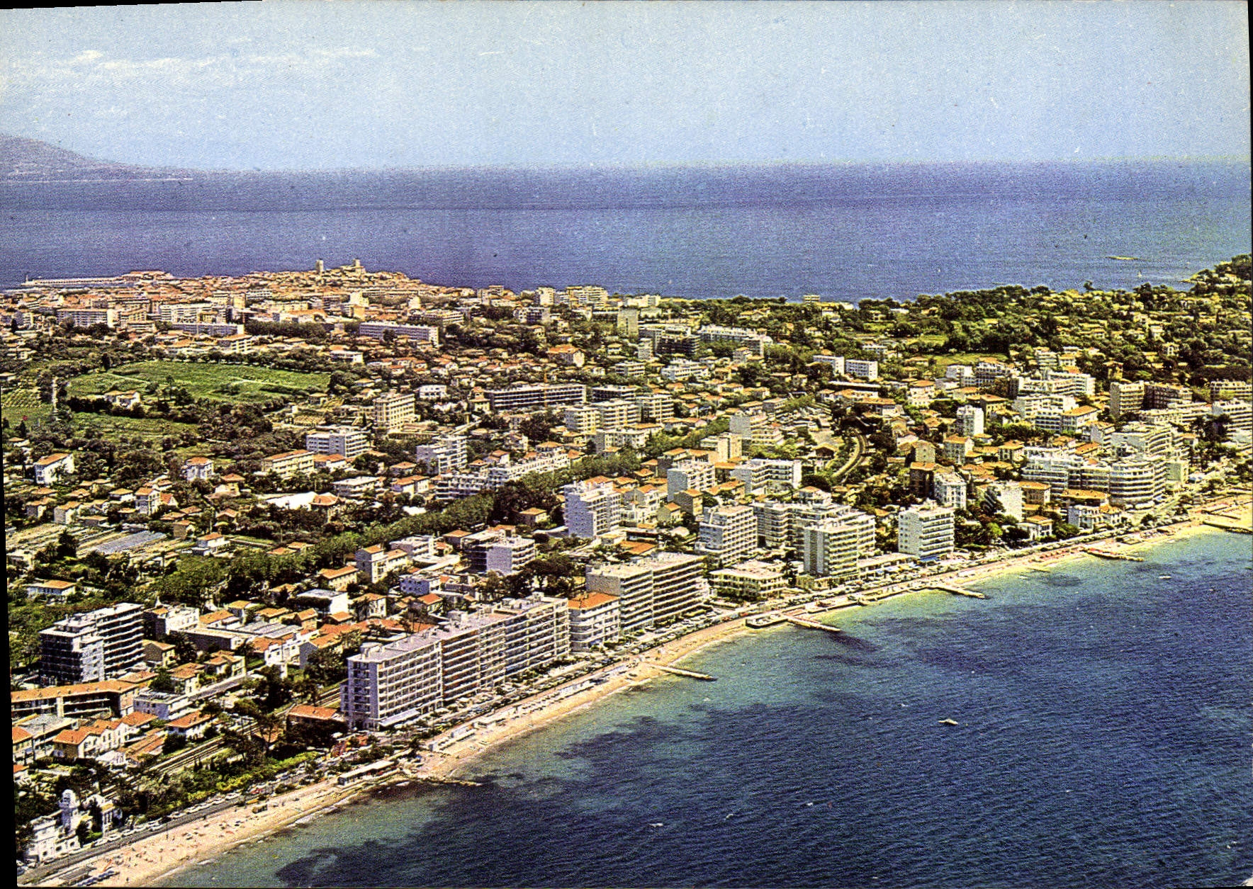 Les Plages. Au second plan. ANTIBES — REFLETS DE LA COTE D'AZUR — Éditions LA CHOGNE — n° 06.004.92