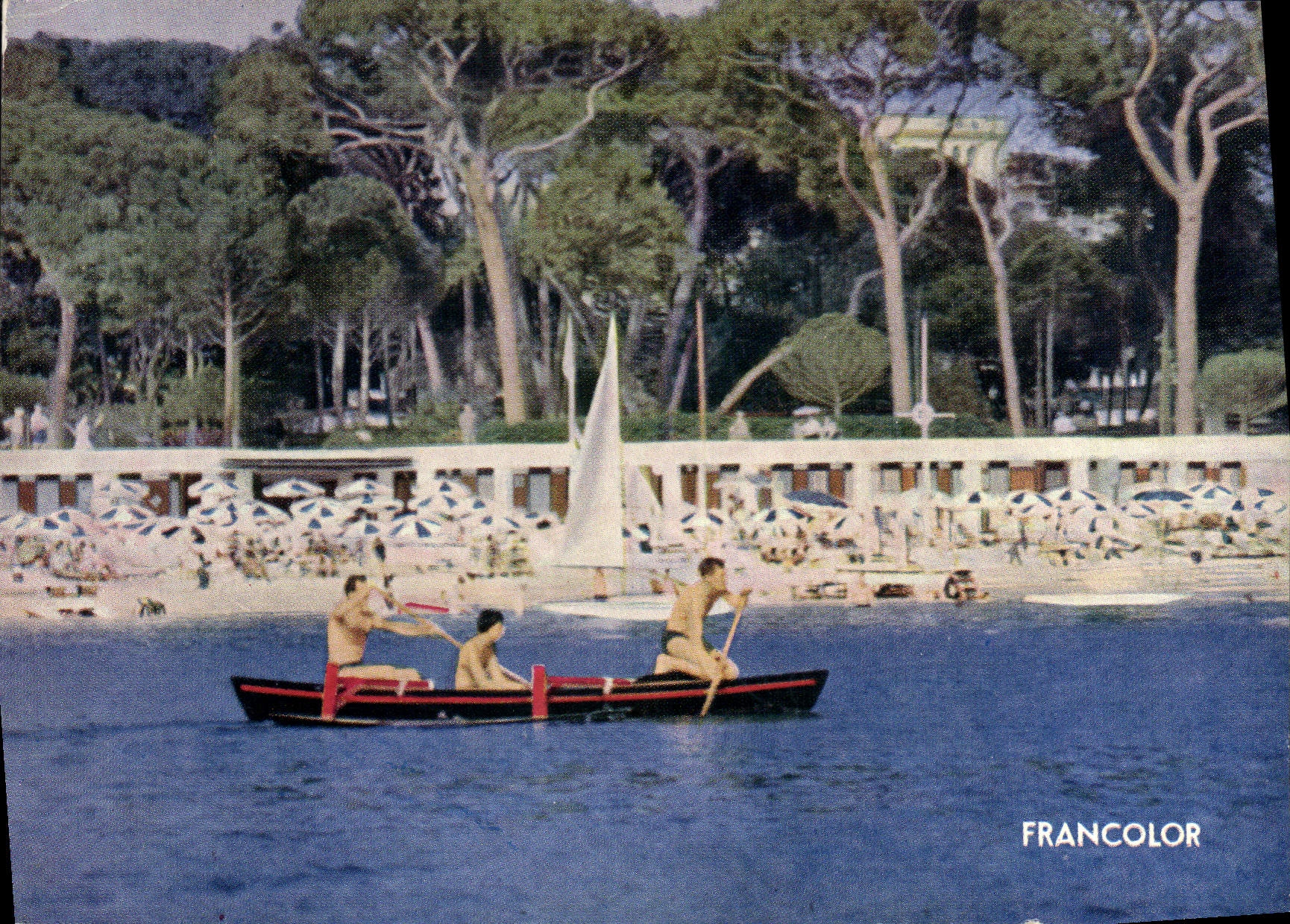 Plage de Juan-les-Pins — vue de la pinède — Éditions Francolor, série P.C.R. 3
