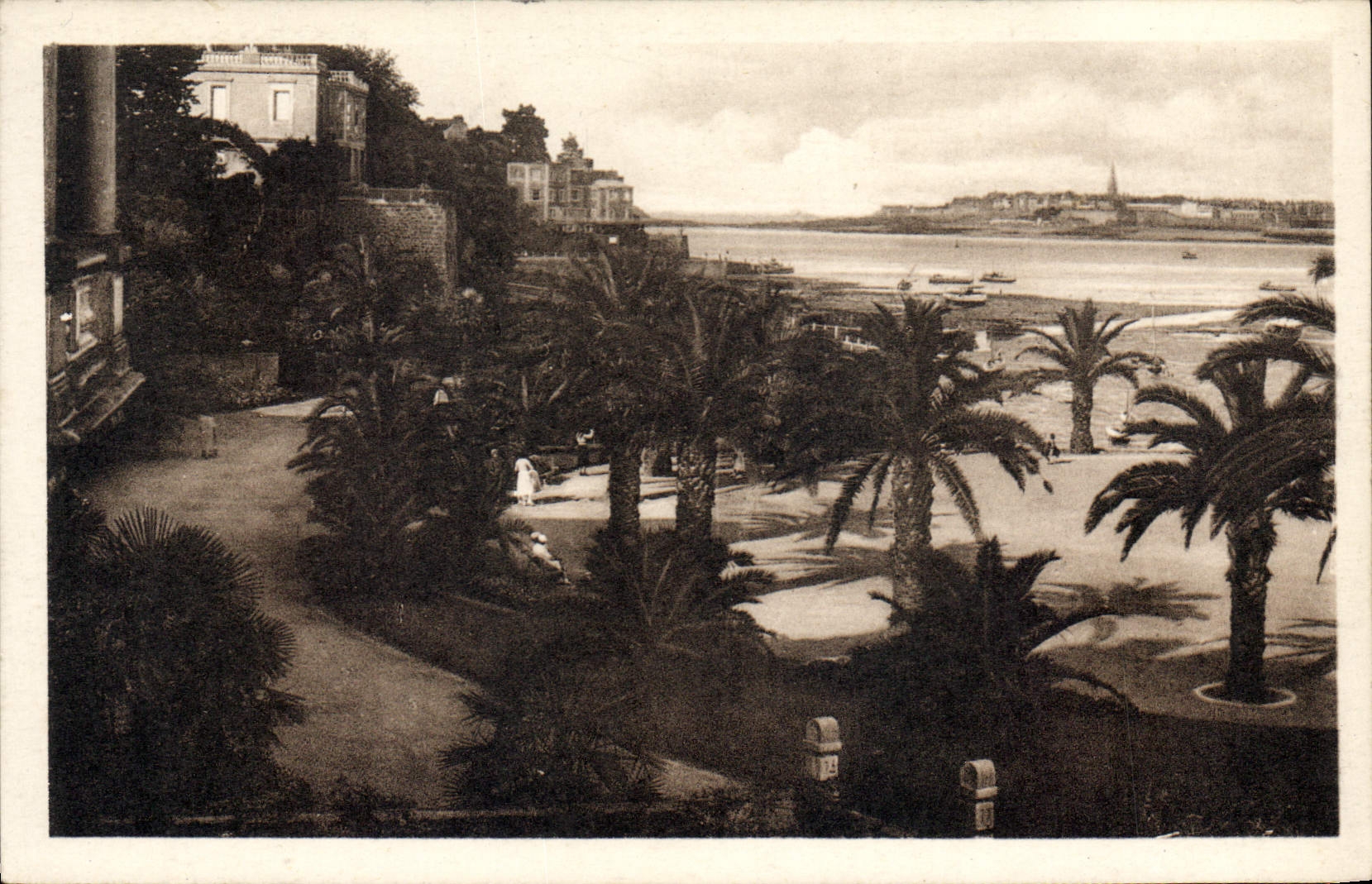 Dinard — La Palmeraie, au fond St-Malo — C° des Arts Photomécaniques, n° AB.146