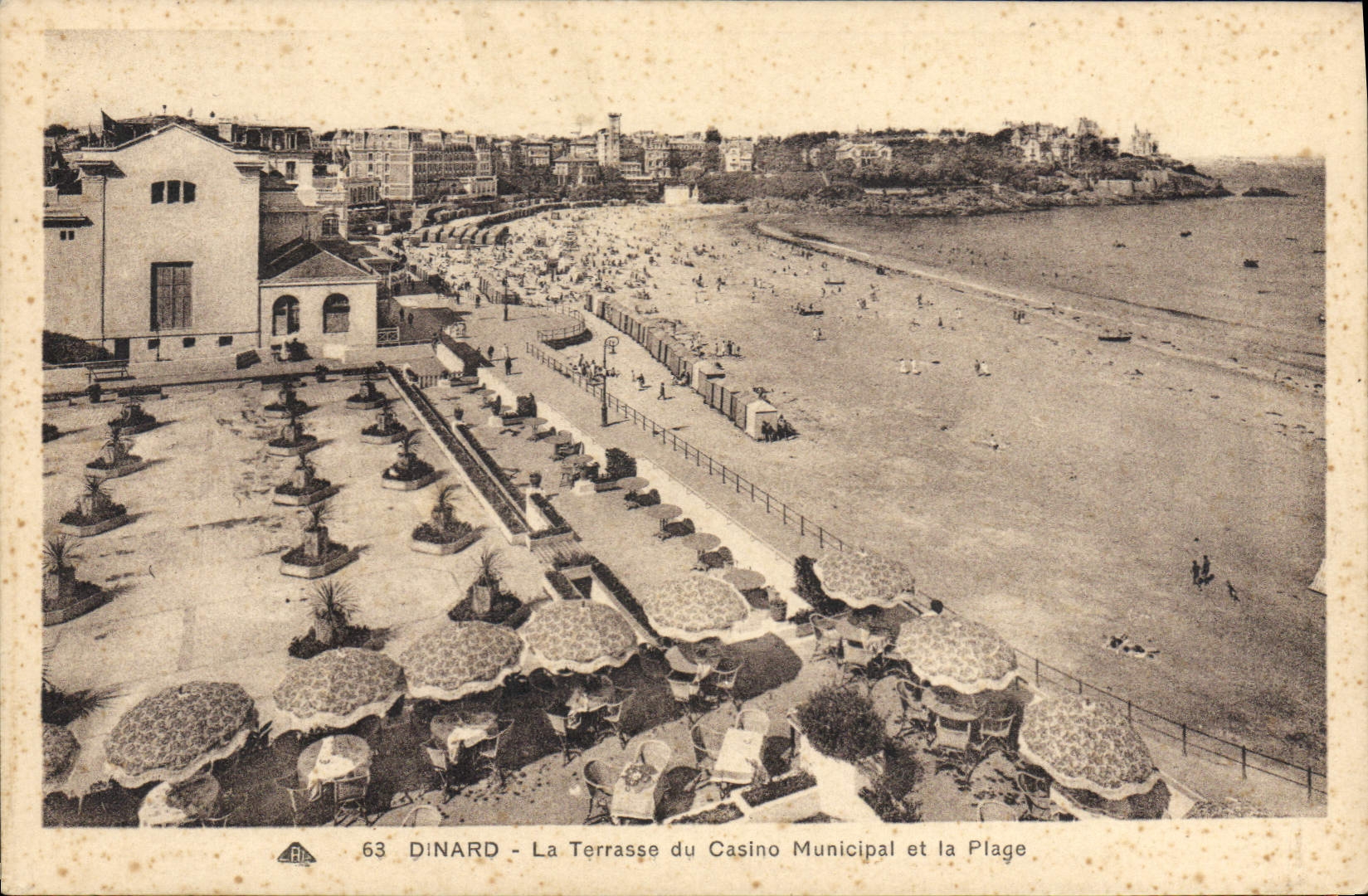 Dinard - La Terrasse du Casino Municipal et la Plage
