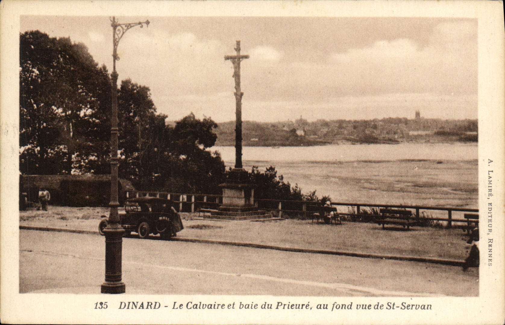 Dinard - Le Calvaire et baie du Prieuré, au fond vue de St-Servan — A. Lamiré, éditeur Rennes, n° 135