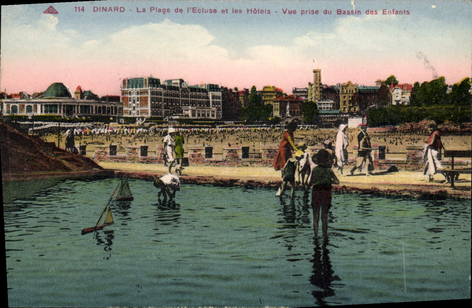 Dinard - La Plage de l'Ecluse et les Hôtels - Vue prise du Bassin des Enfants
